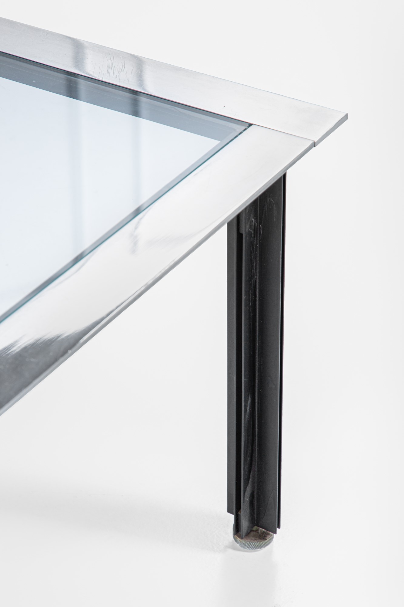 Tavolo basso della serie Fasce cromate mod. T10