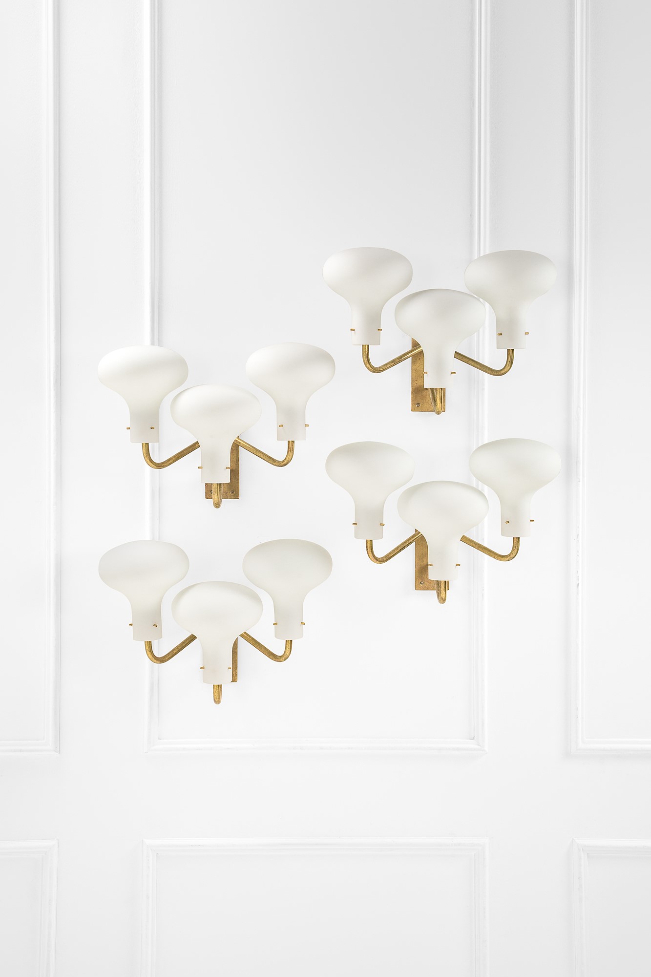 Quattro lampade da parete a tre luci della serie Lp 12