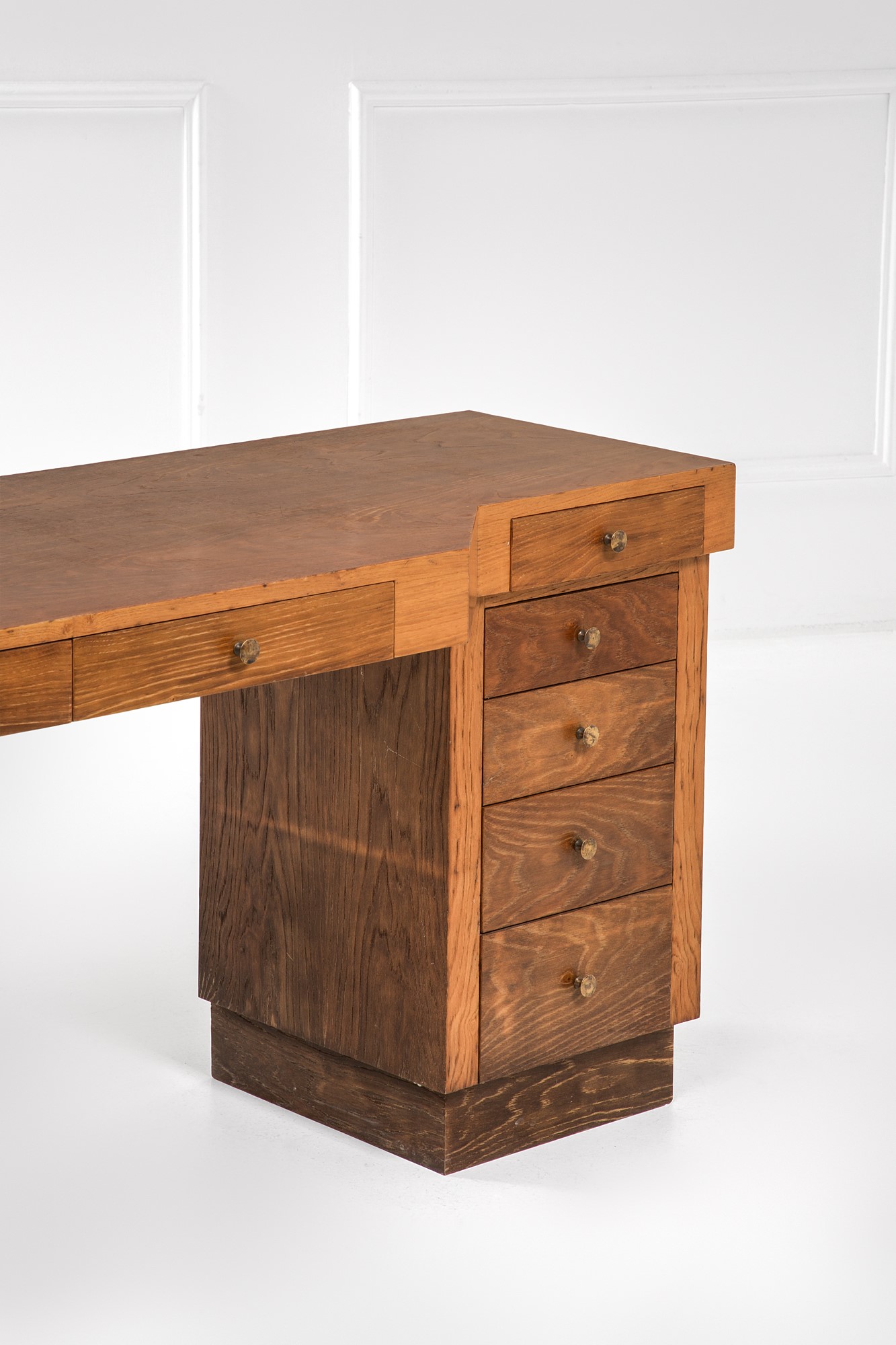 Grande scrivania con cassetti