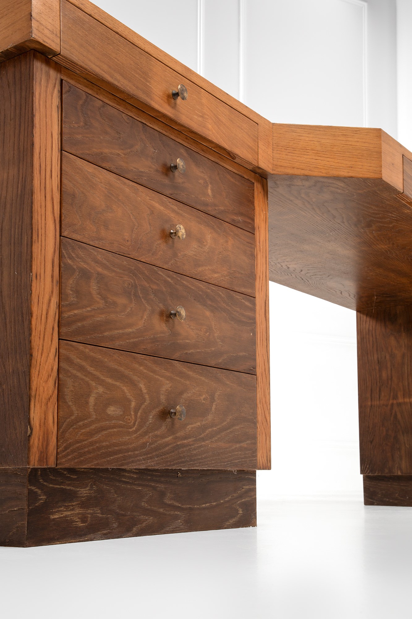 Grande scrivania con cassetti