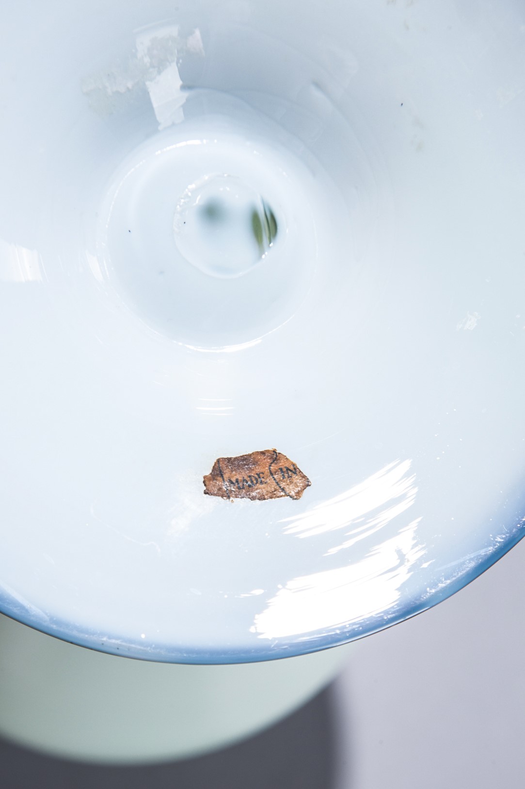 Vaso con piede circolare