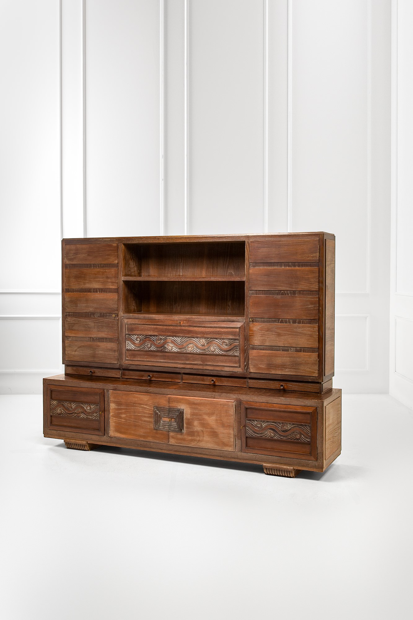 Grande mobile da soggiorno con credenza e alzata