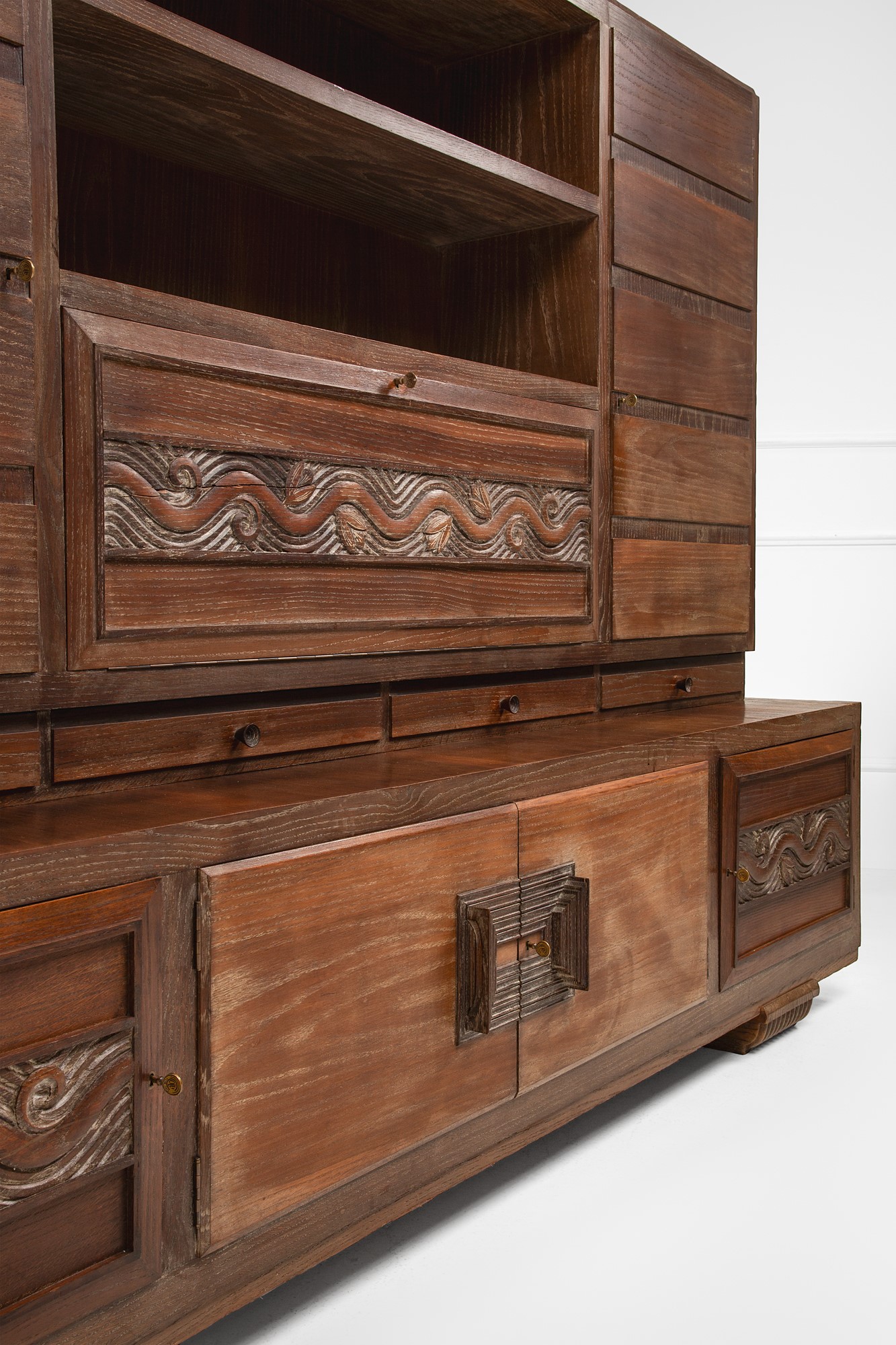 Grande mobile da soggiorno con credenza e alzata