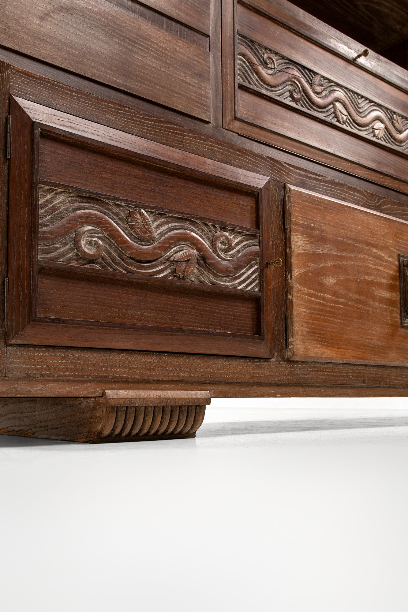 Grande mobile da soggiorno con credenza e alzata