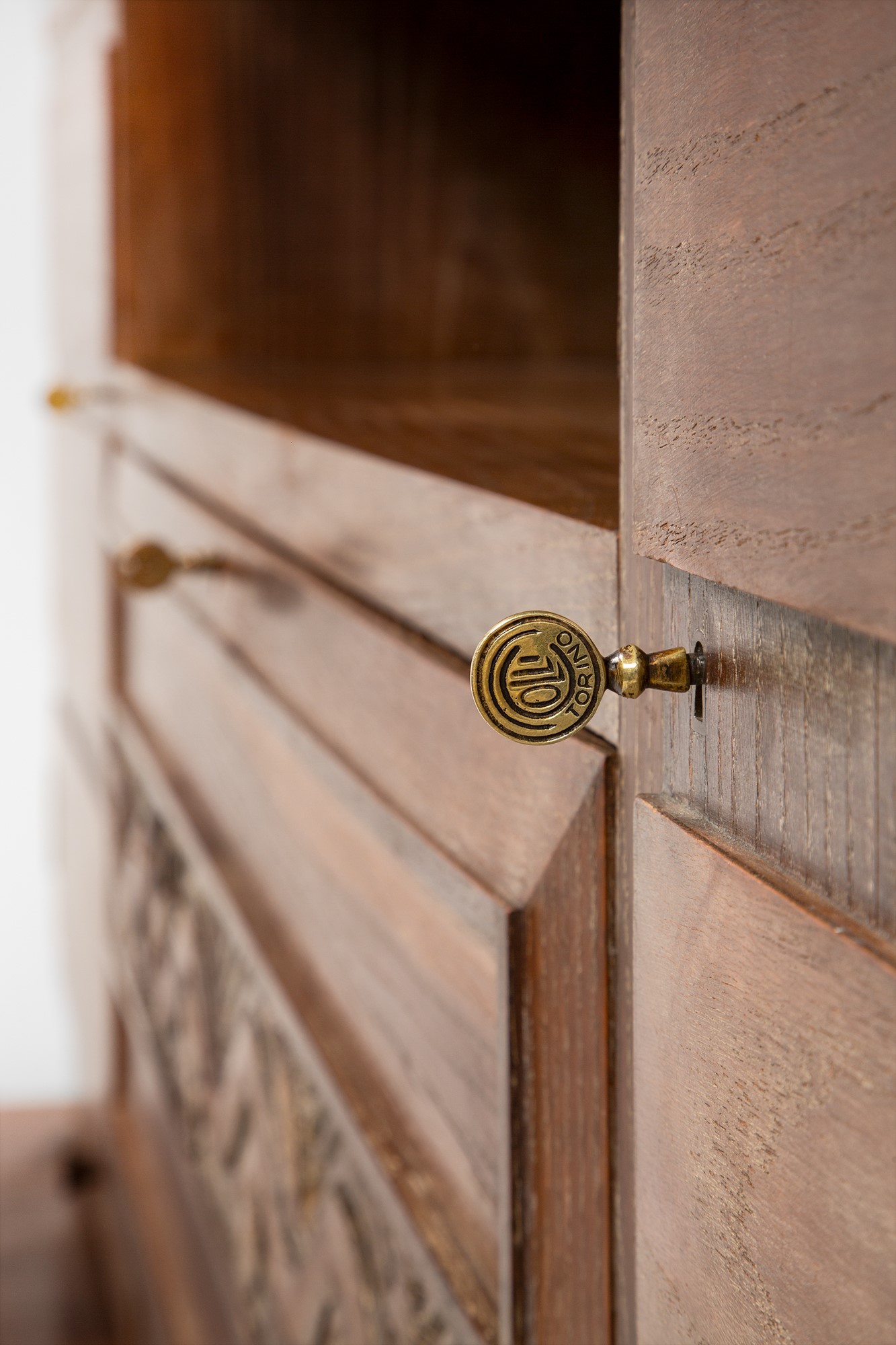 Grande mobile da soggiorno con credenza e alzata