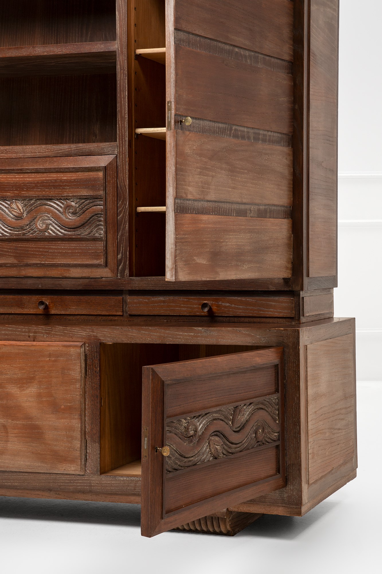 Grande mobile da soggiorno con credenza e alzata