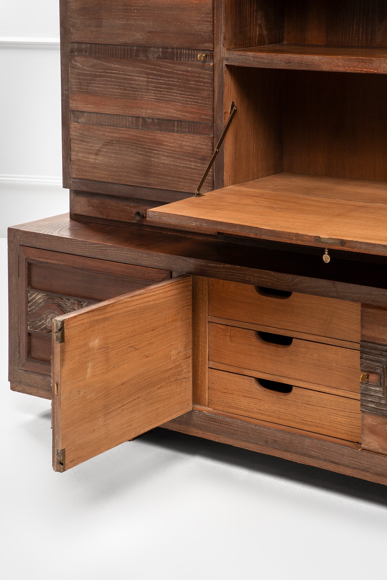 Grande mobile da soggiorno con credenza e alzata