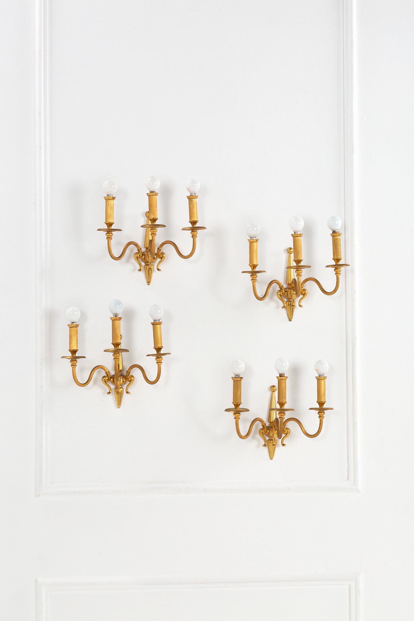 Quattro lampade da parete a tre bracci