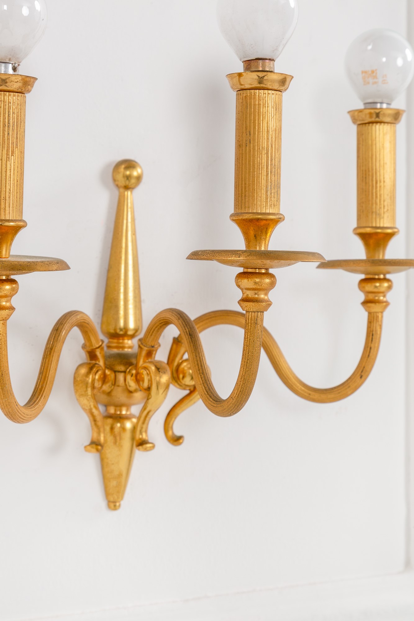 Quattro lampade da parete a tre bracci