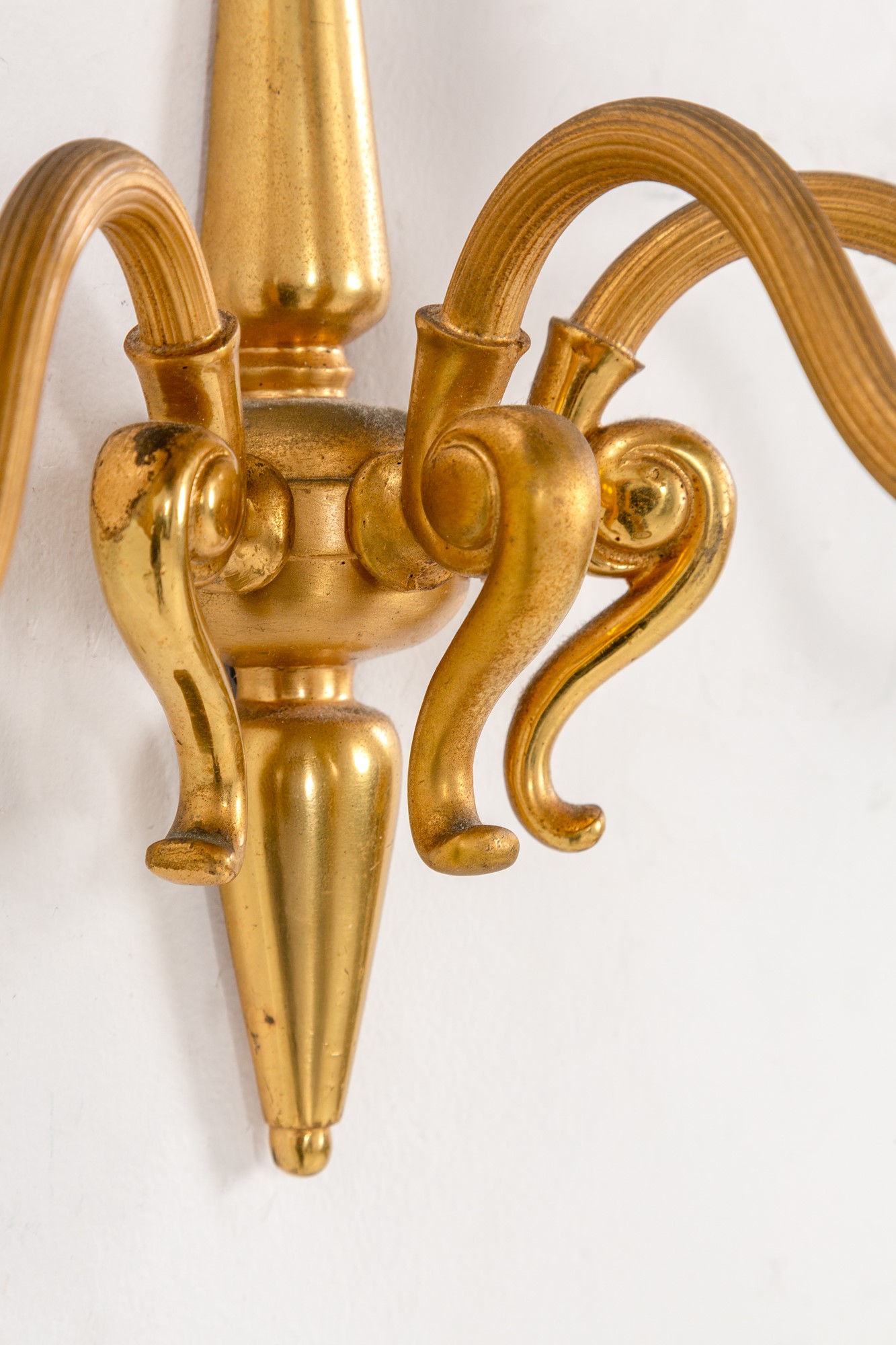 Quattro lampade da parete a tre bracci