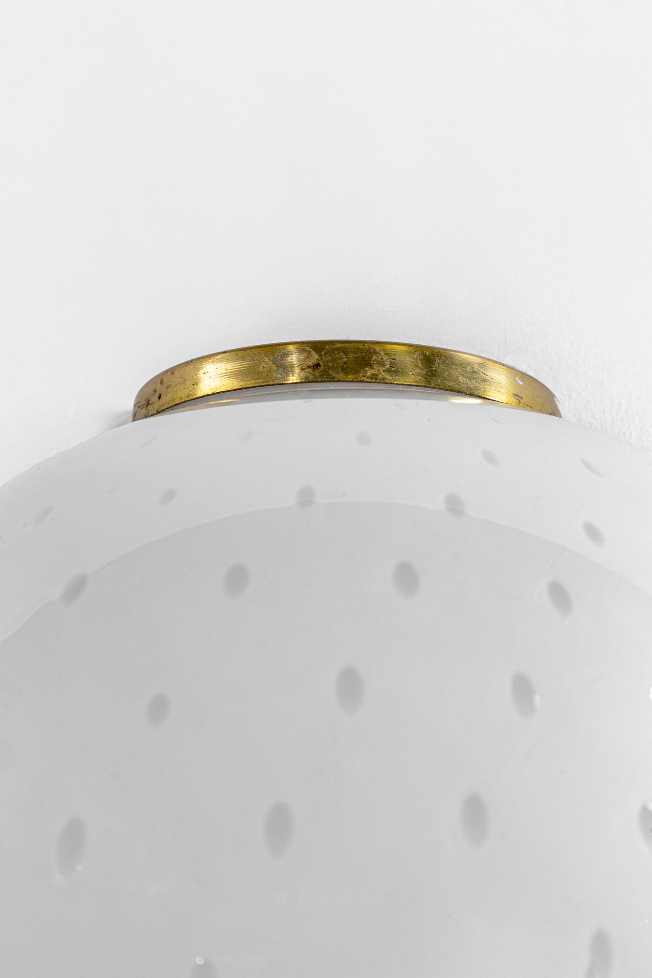 Lampada da parete in vetro incamiciato a bollicine e ottone lucido, circa 1970