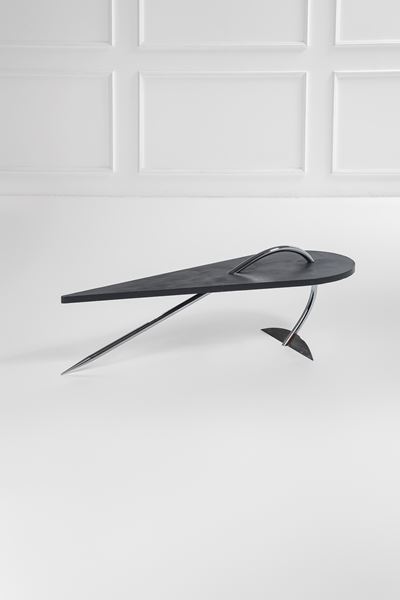 Tavolo basso modello Delfin, legno verniciato e metallo cromato