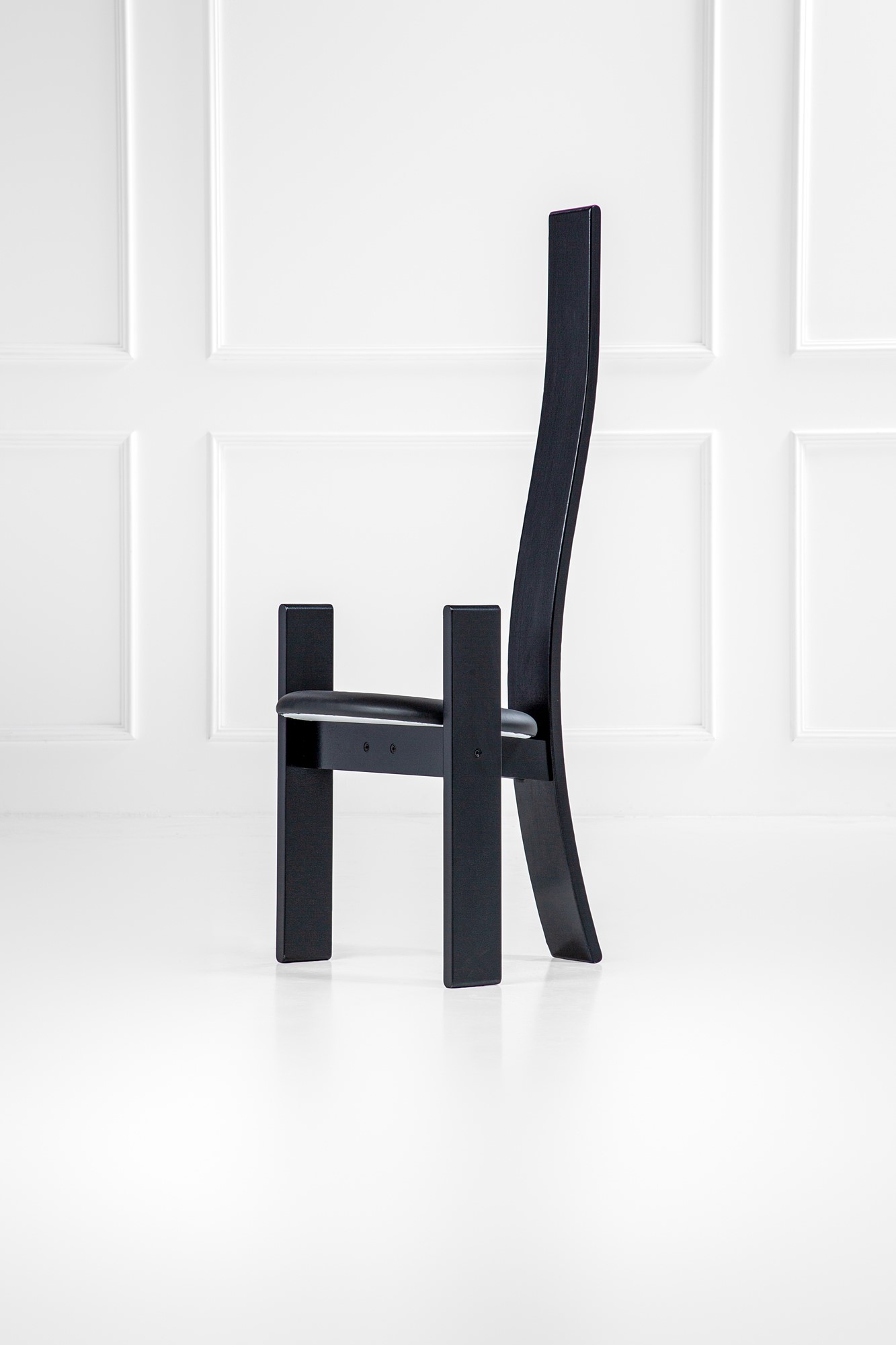 Vico Magistretti - Sei sedie scultura modello Golem, legno curvato laccato e eco pelle