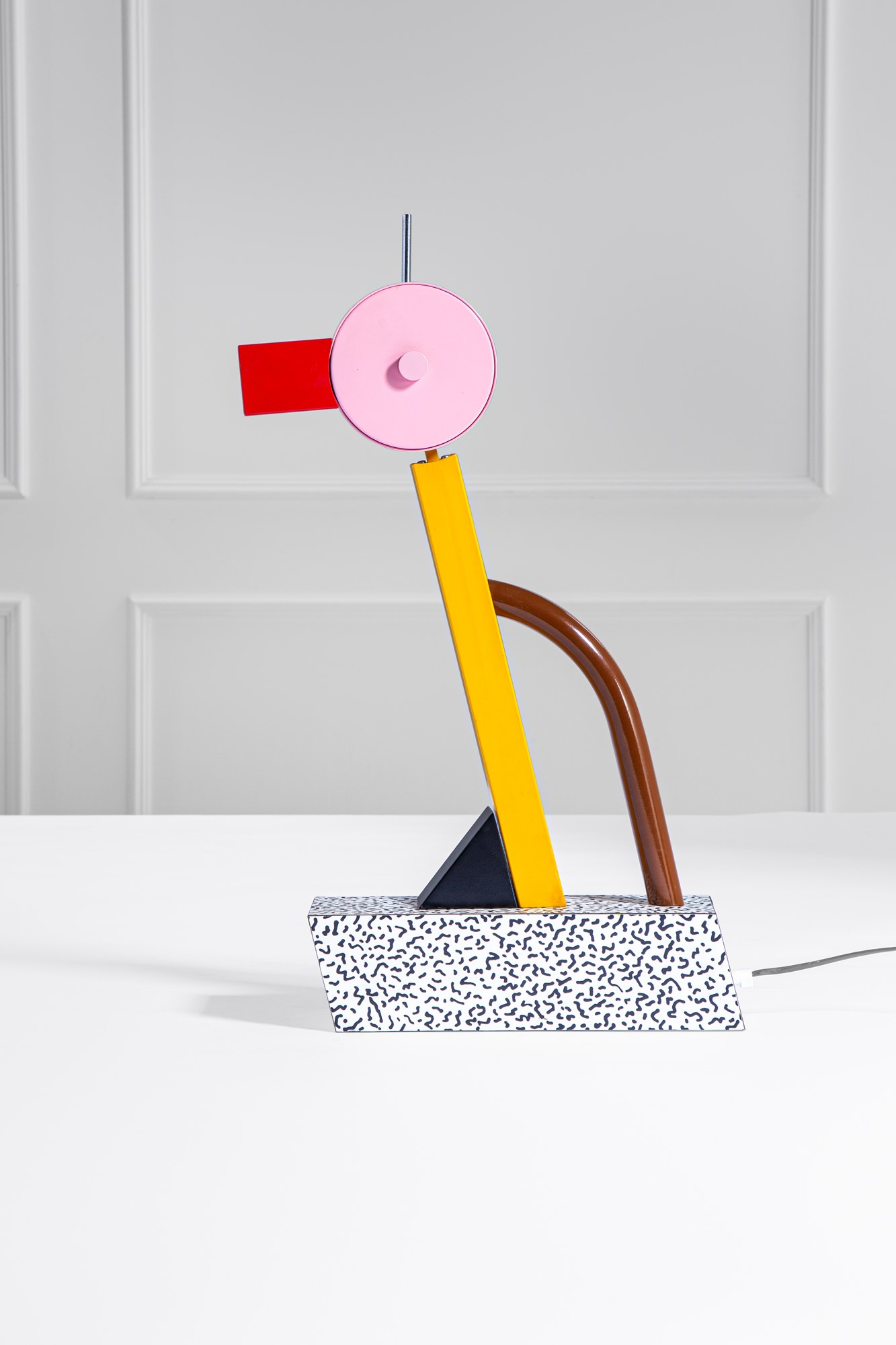 Ettore Sottsass - Lampada da tavolo 'Tahiti', metallo verniciato e laminato policromo, 1981