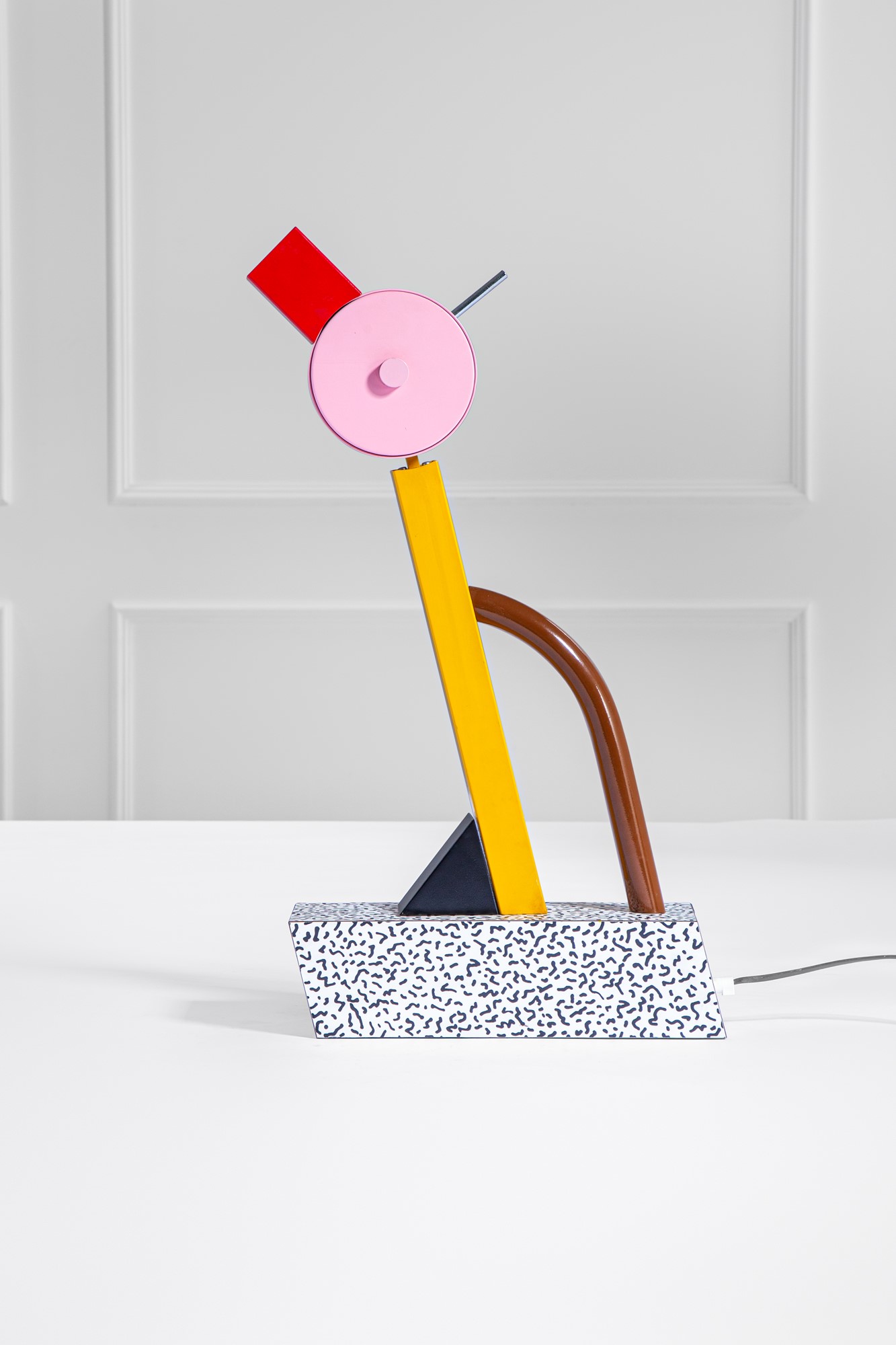 Ettore Sottsass - Lampada da tavolo 'Tahiti', metallo verniciato e laminato policromo, 1981