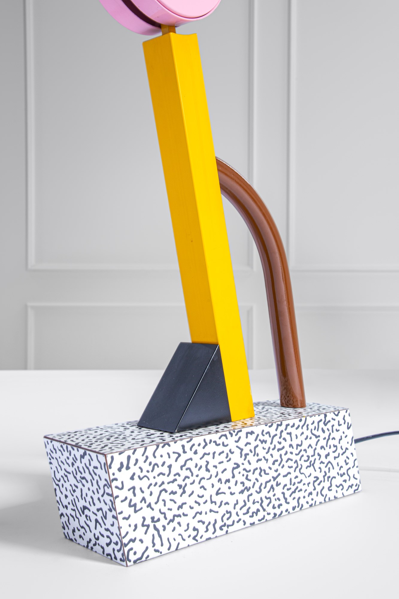 Ettore Sottsass - Lampada da tavolo 'Tahiti', metallo verniciato e laminato policromo, 1981