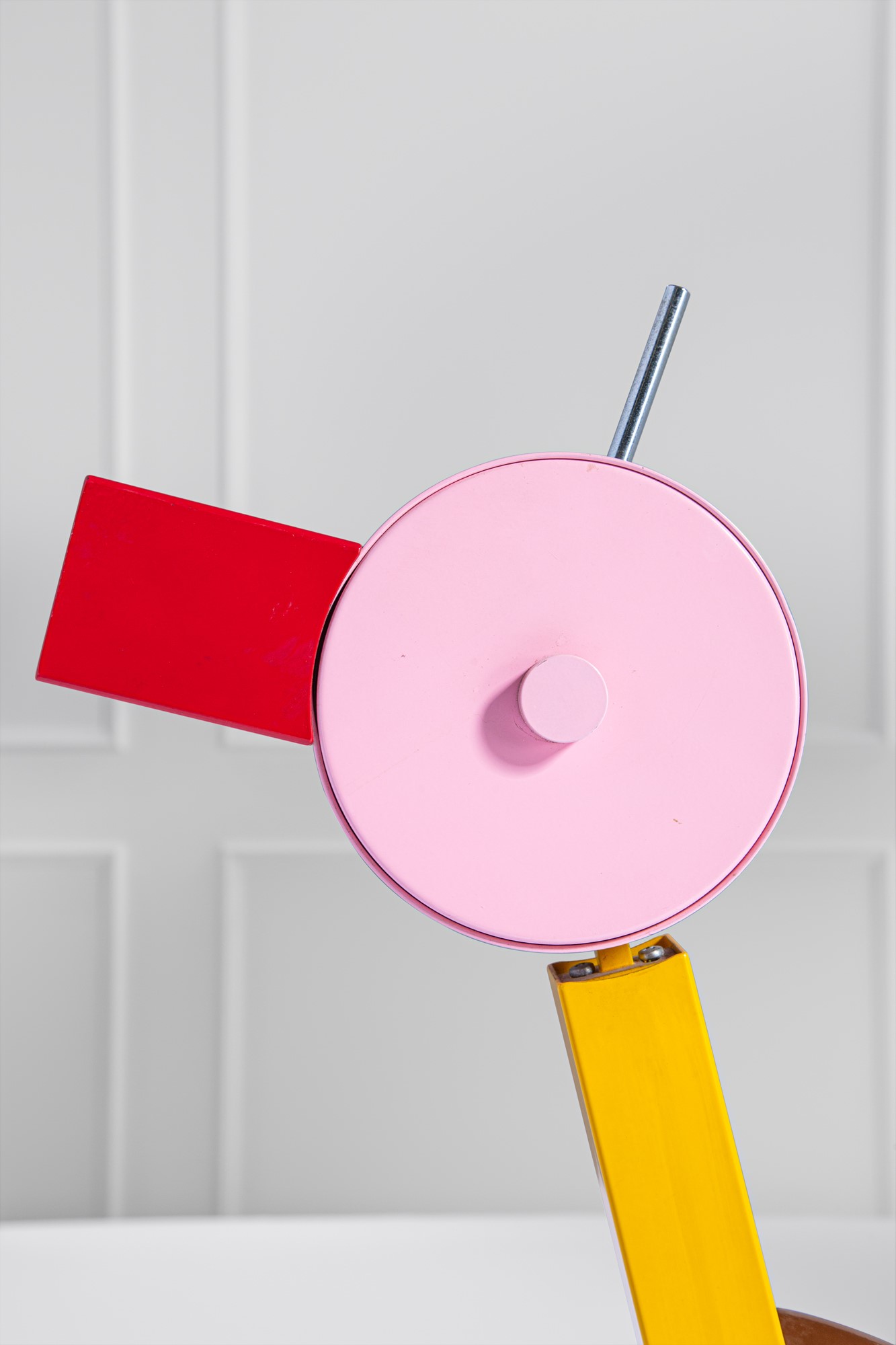 Ettore Sottsass - Lampada da tavolo 'Tahiti', metallo verniciato e laminato policromo, 1981
