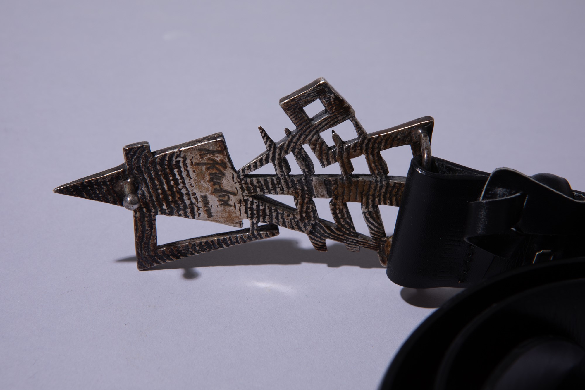 Arnaldo Pomodoro - Fibbia per cintura d'artista in argento e cuoio, 1998