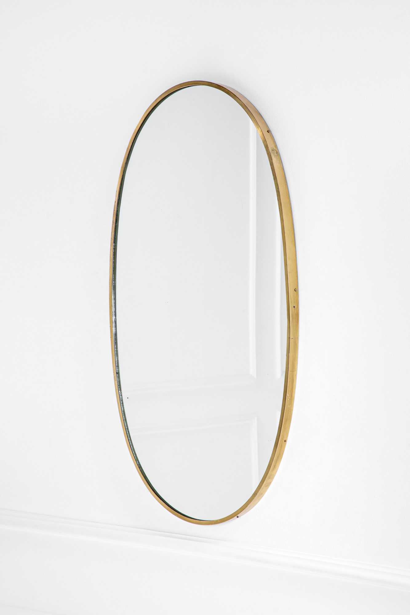 Specchio da parete, vetro specchiato e cornice in ottone dorato, circa 1960