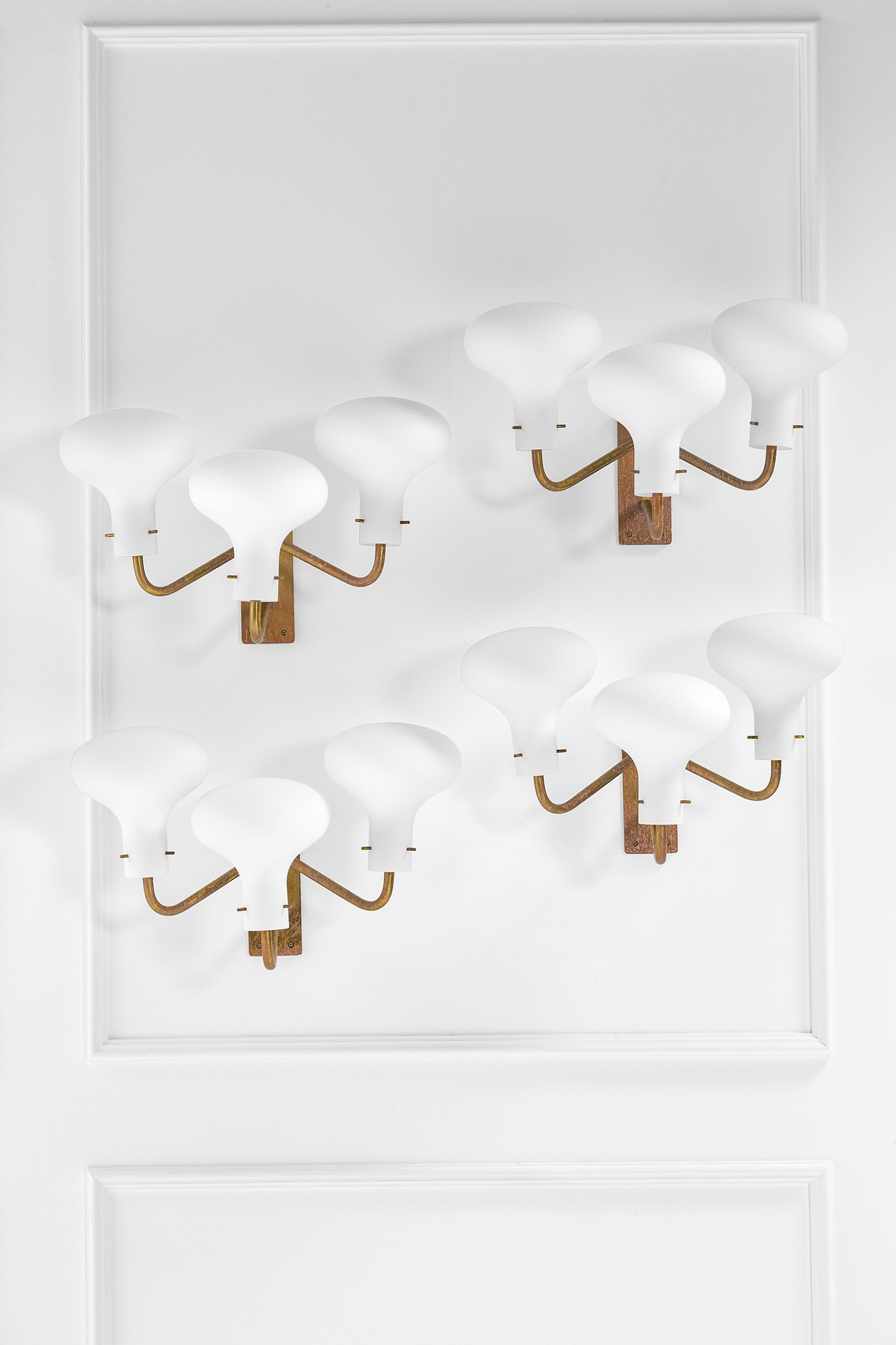 Quattro lampade da parete a tre luci della serie Lp 12