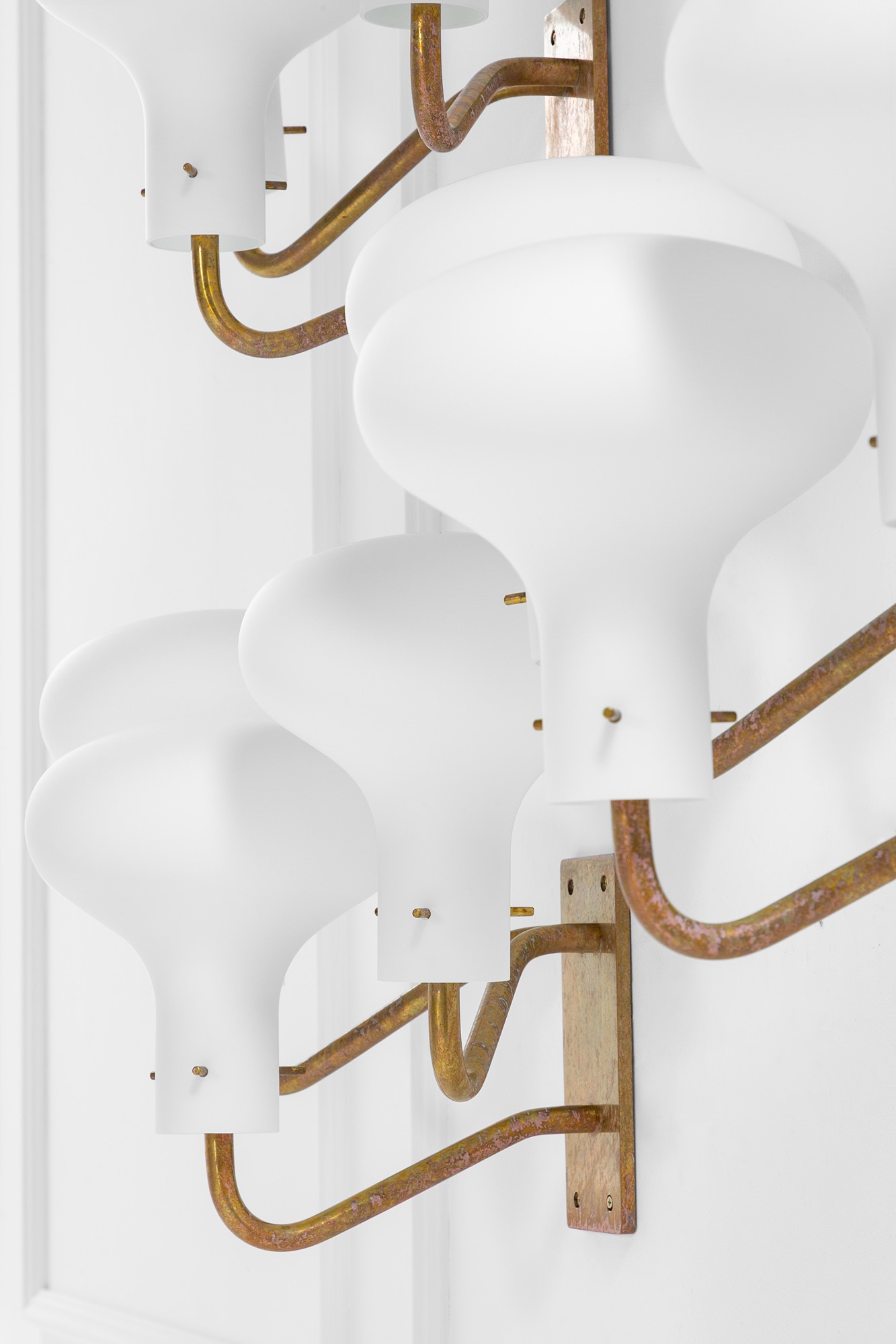 Quattro lampade da parete a tre luci della serie Lp 12