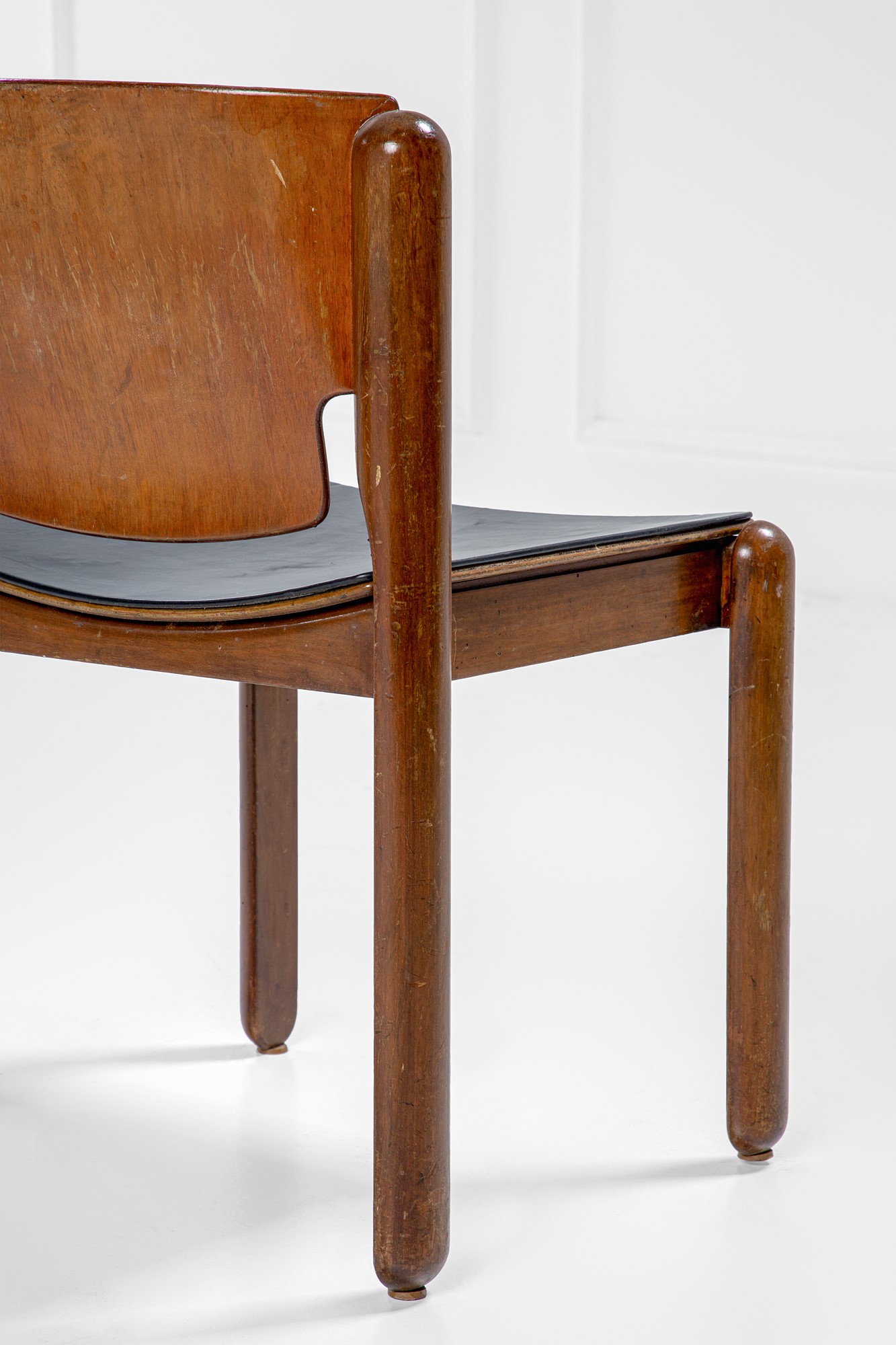 Due sedie sovrapponibili mod. 122