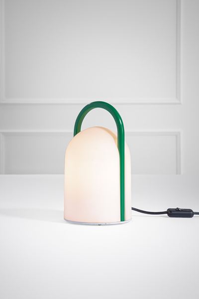 Lampada da tavolo modello Tender in vetro opalino e metallo verniciato