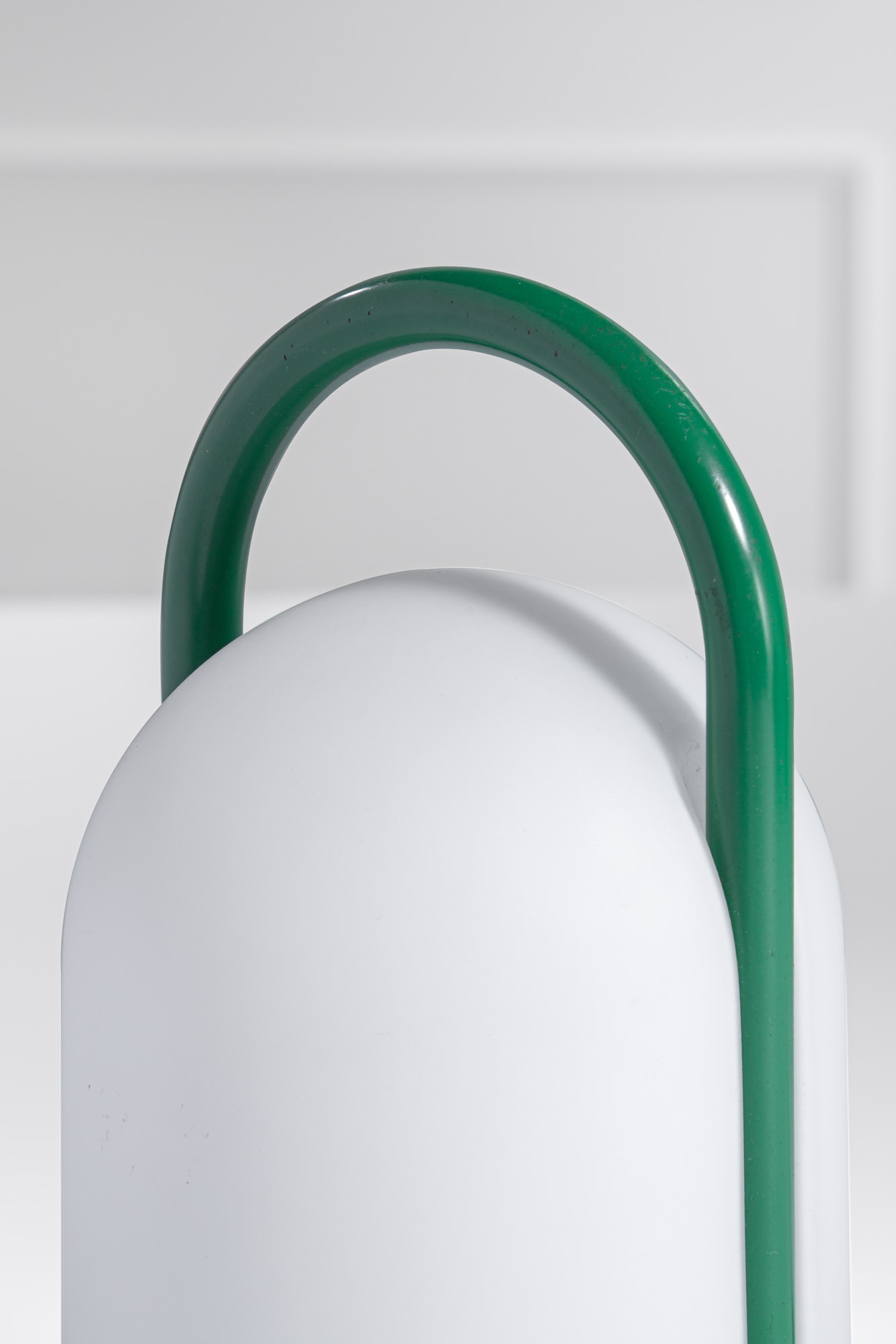 Romolo Lanciani - Lampada da tavolo modello Tender in vetro opalino e metallo verniciato