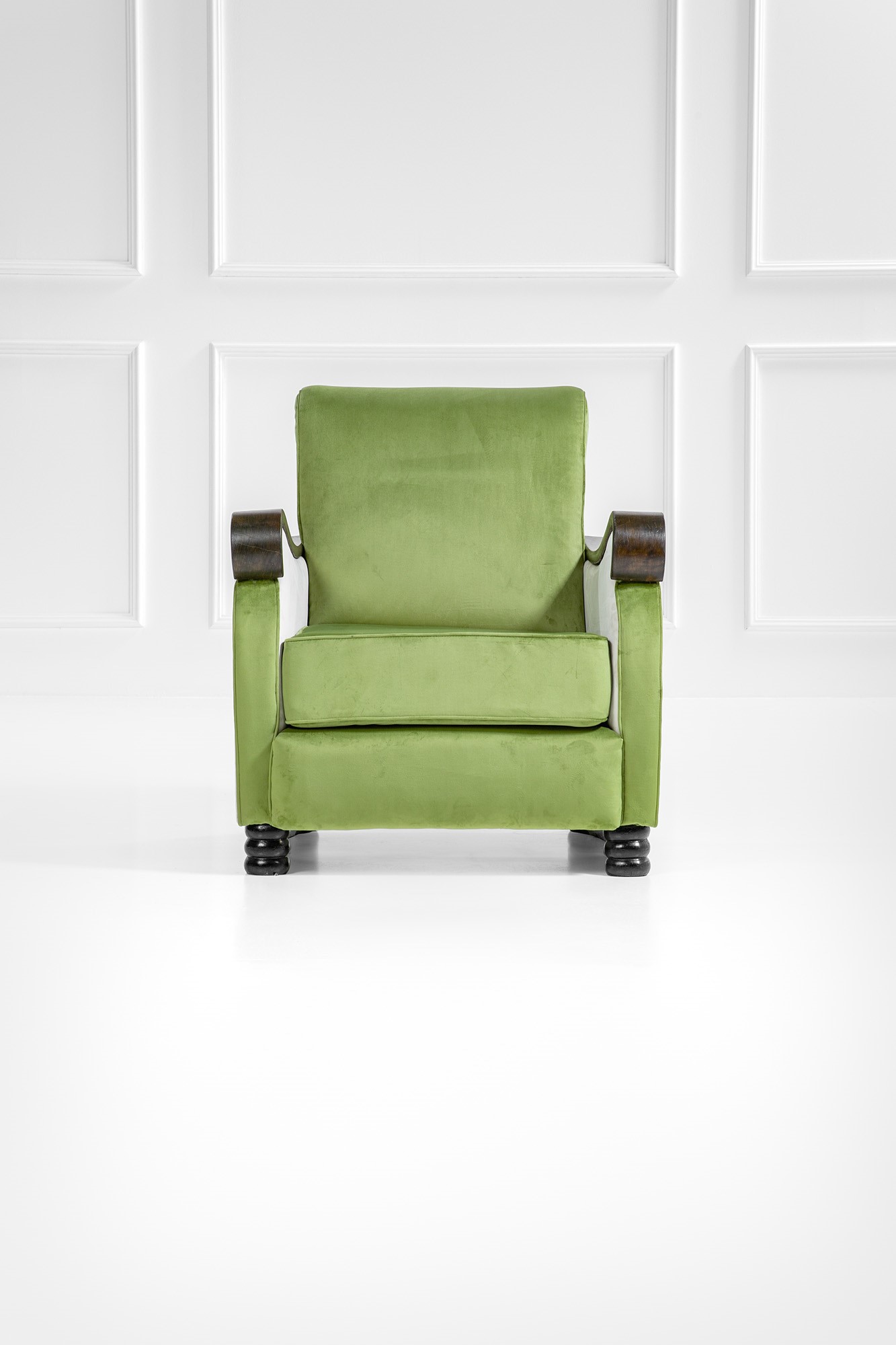 Due poltrone con poggiapiedi