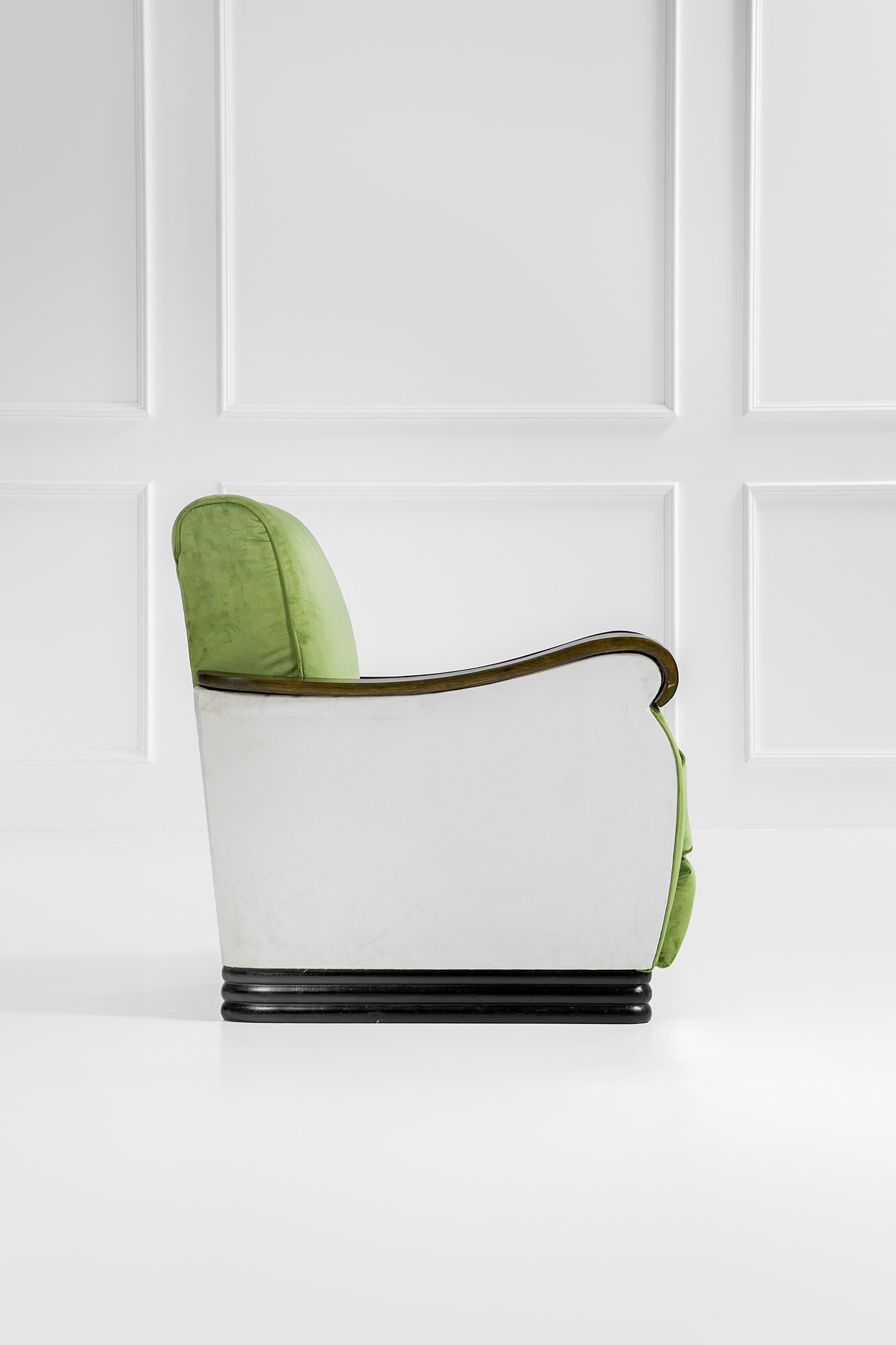 Due poltrone con poggiapiedi