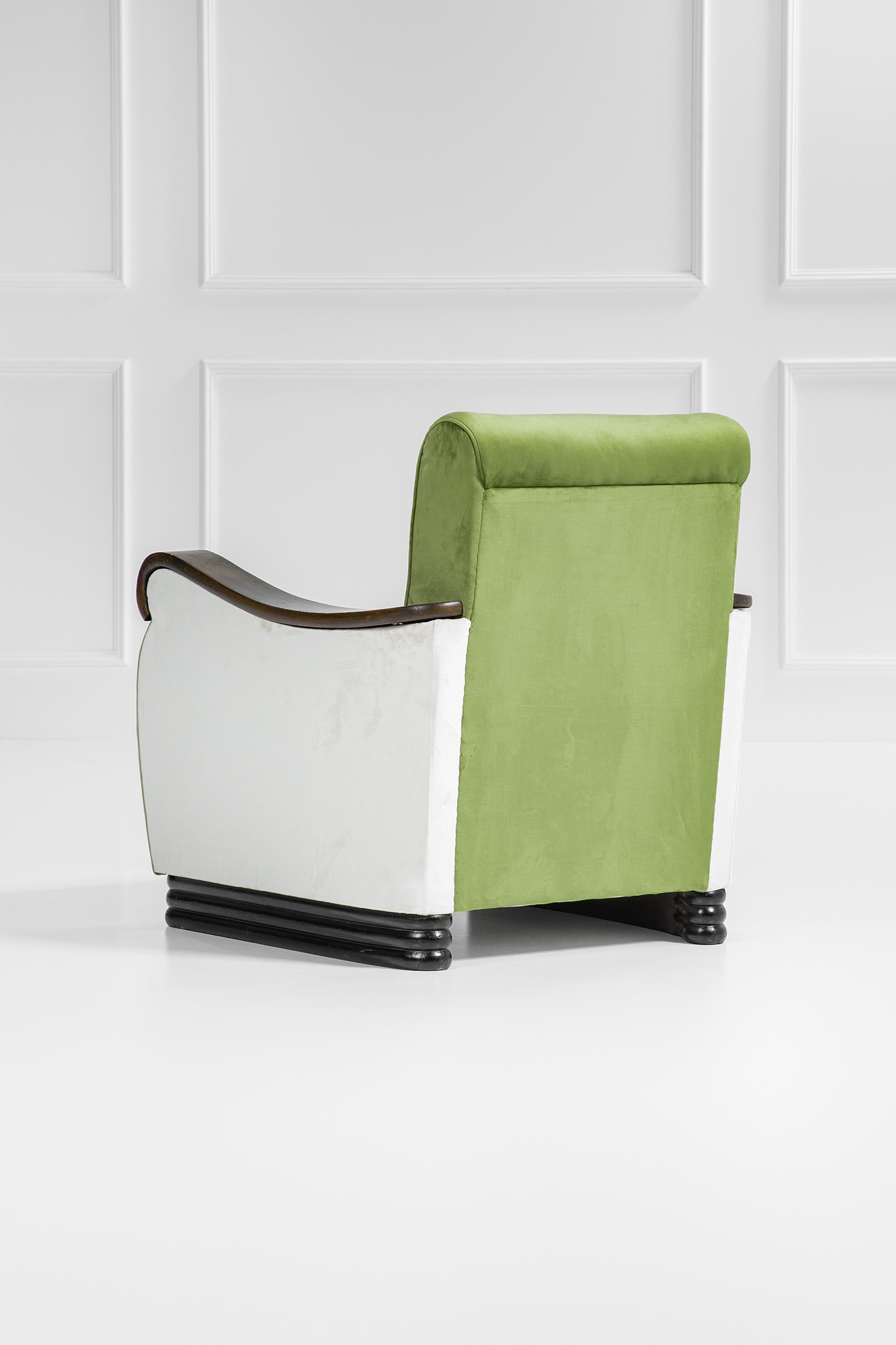 Due poltrone con poggiapiedi