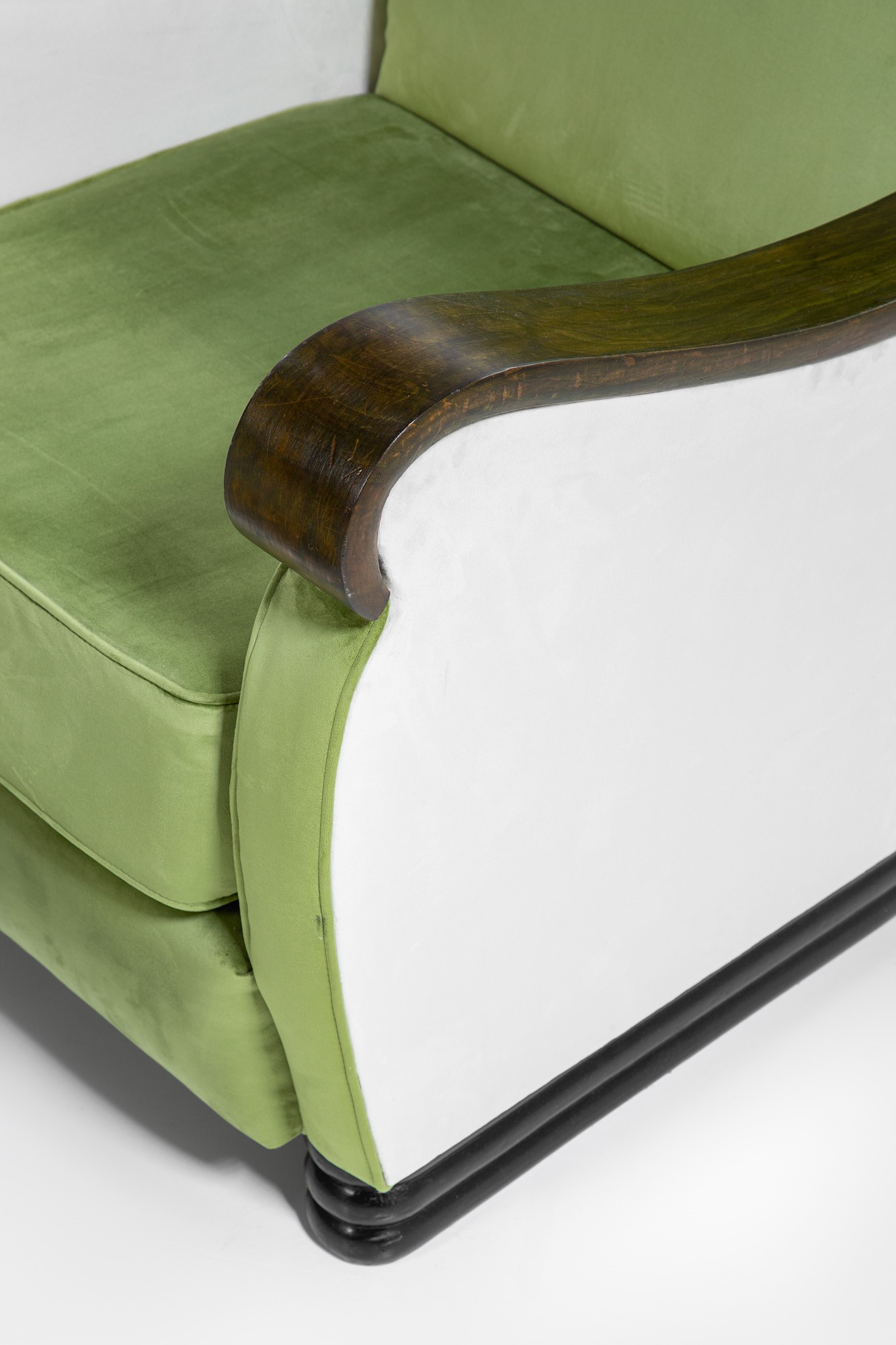 Due poltrone con poggiapiedi