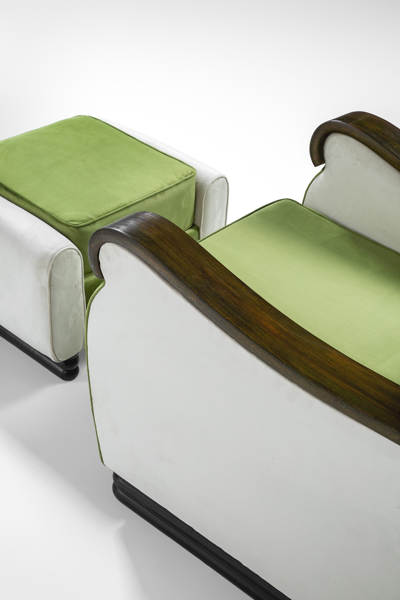 Due poltrone con poggiapiedi