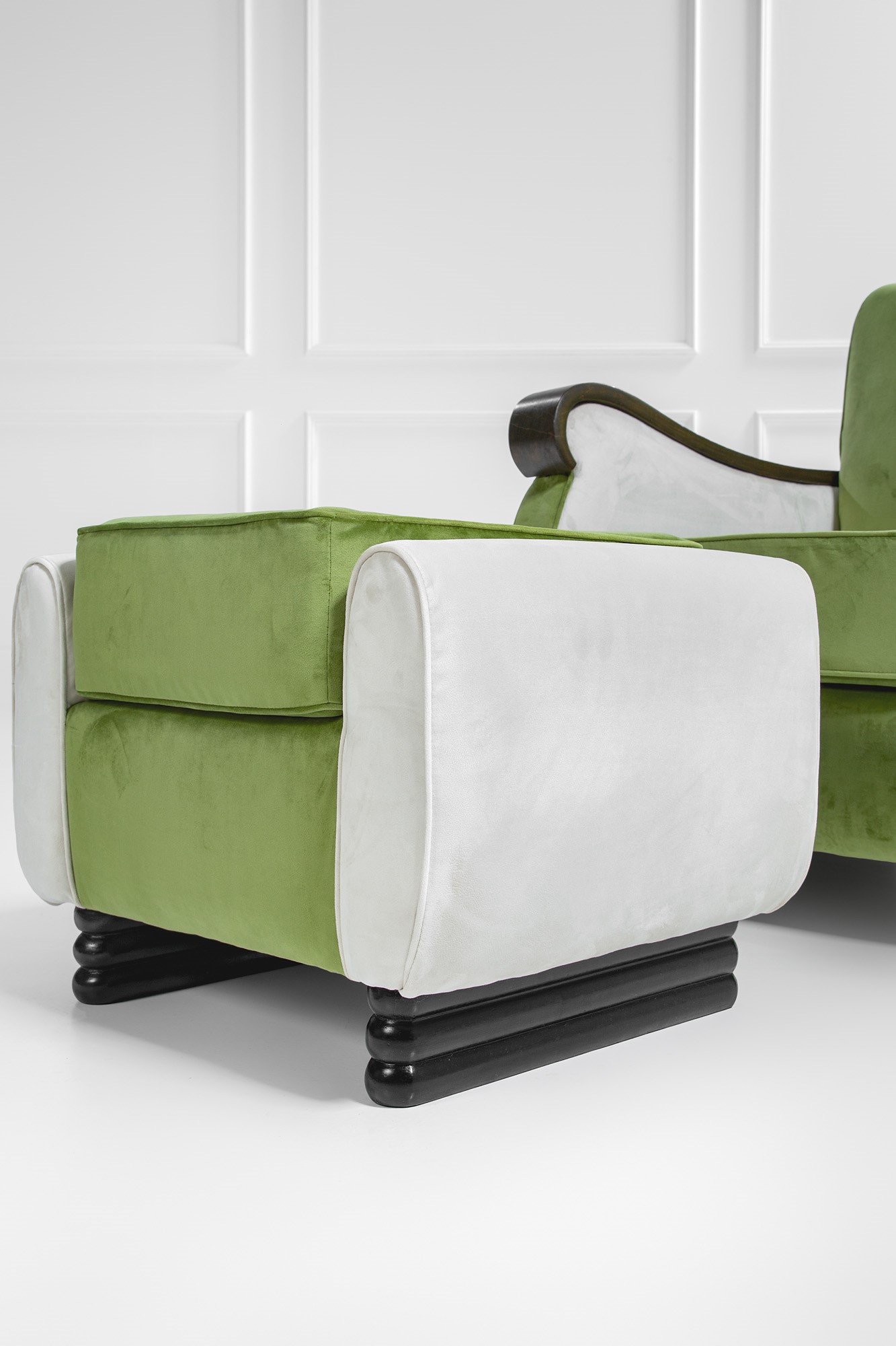 Due poltrone con poggiapiedi