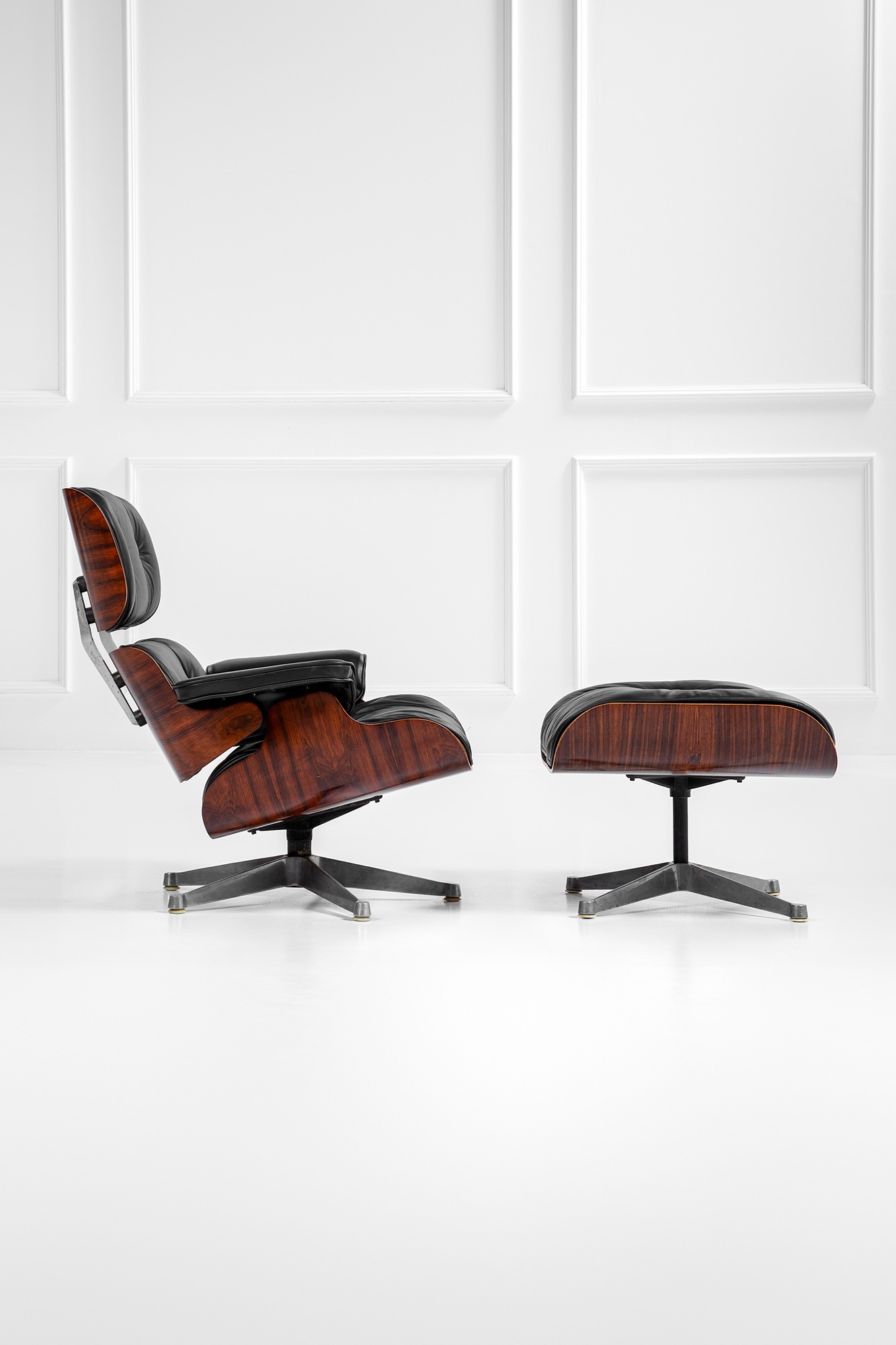 Charles e Ray Eames - Poltrona Mod. 670 e Poggiapiedi Mod. 671