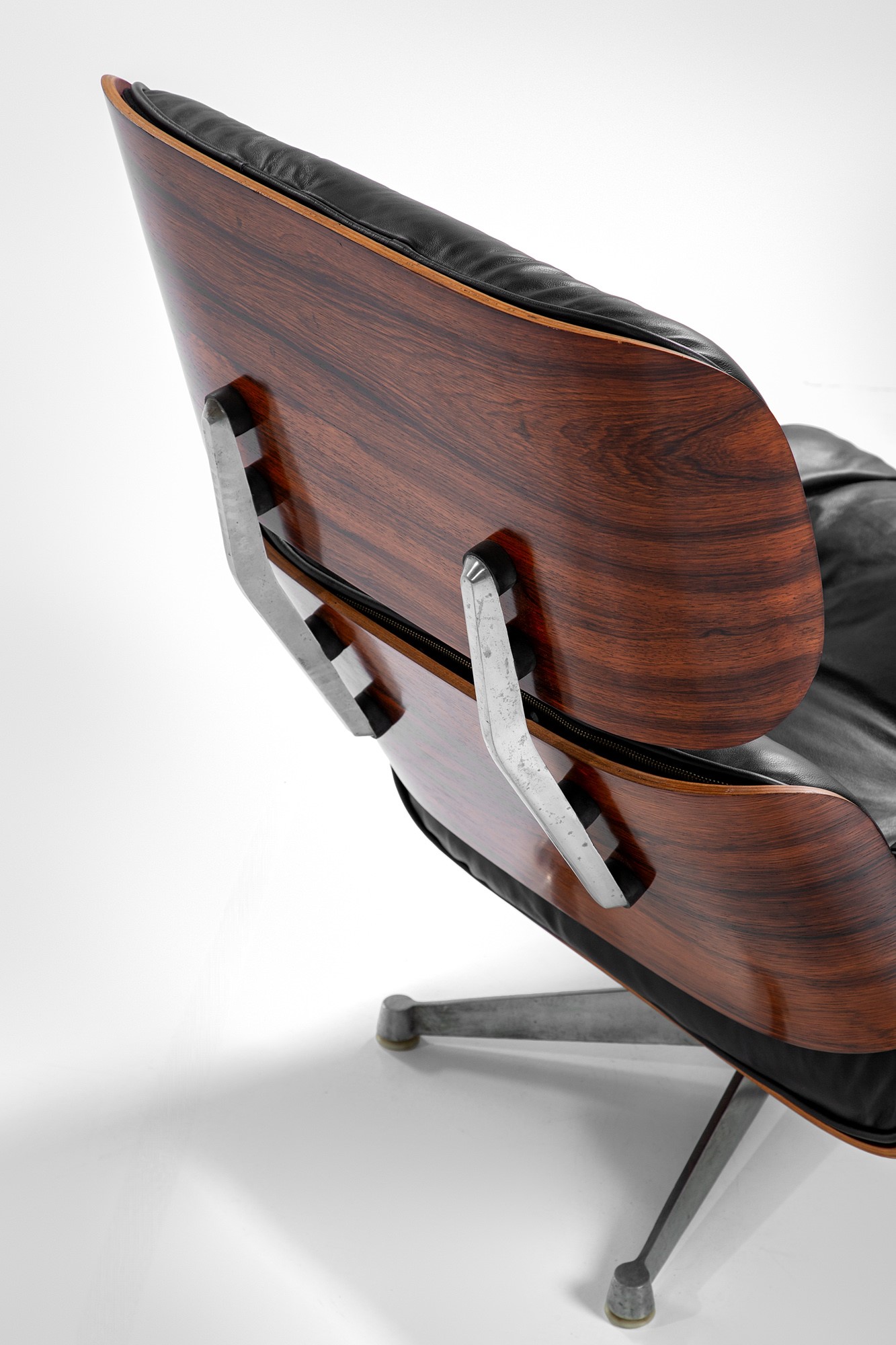 Charles e Ray Eames - Poltrona Mod. 670 e Poggiapiedi Mod. 671