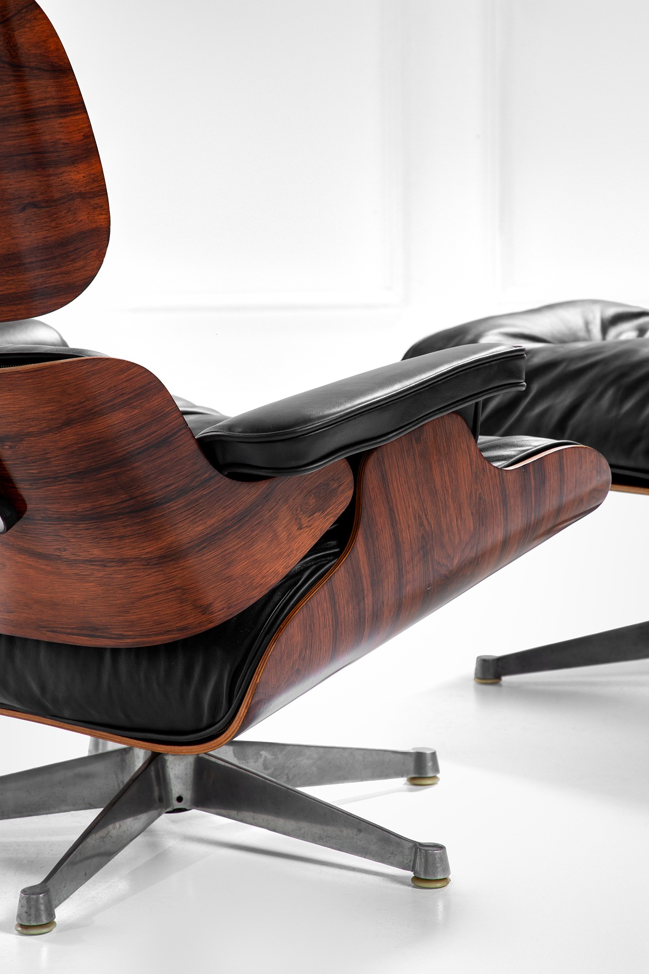 Charles e Ray Eames - Poltrona Mod. 670 e Poggiapiedi Mod. 671