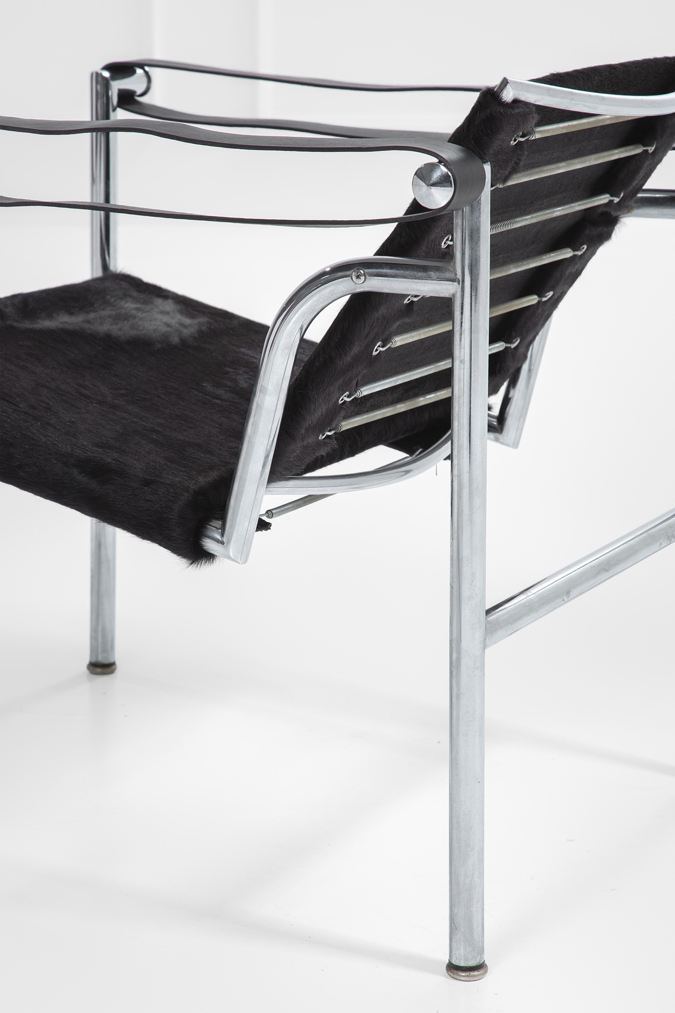 Le Corbusier - Due poltrone basculanti mod. LC1, acciaio cromato e cavallino