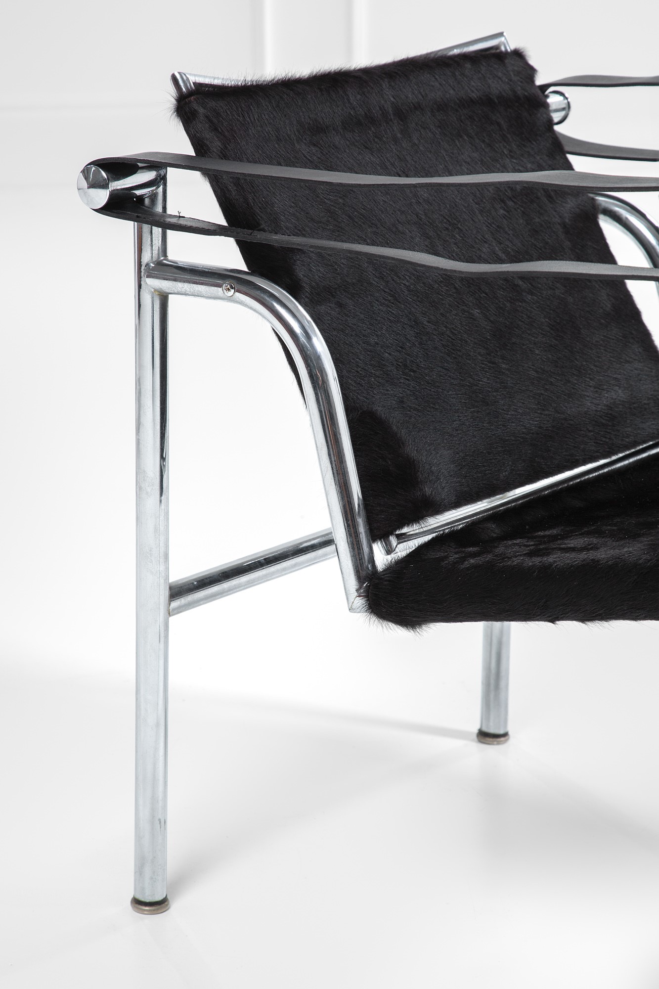 Le Corbusier - Due poltrone basculanti mod. LC1, acciaio cromato e cavallino