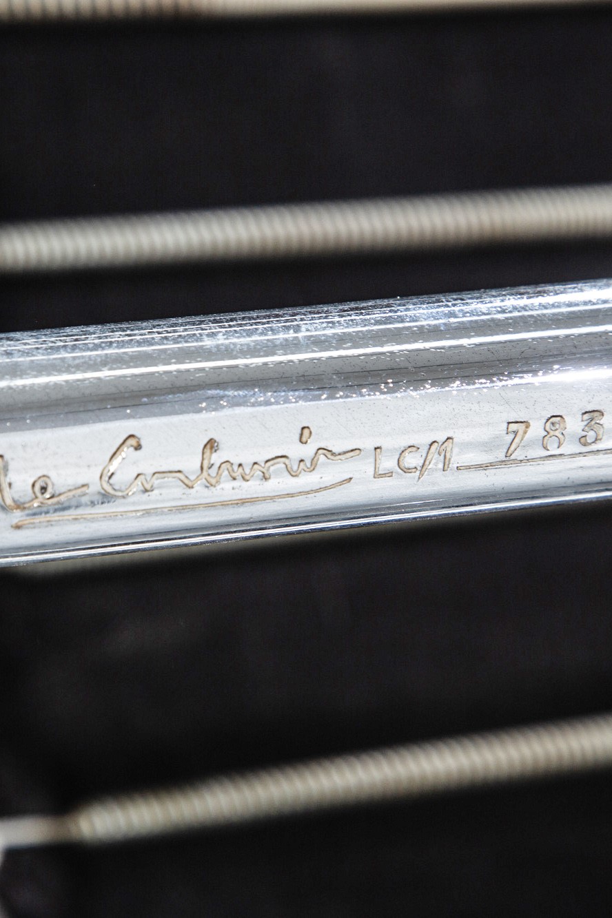 Le Corbusier - Due poltrone basculanti mod. LC1, acciaio cromato e cavallino