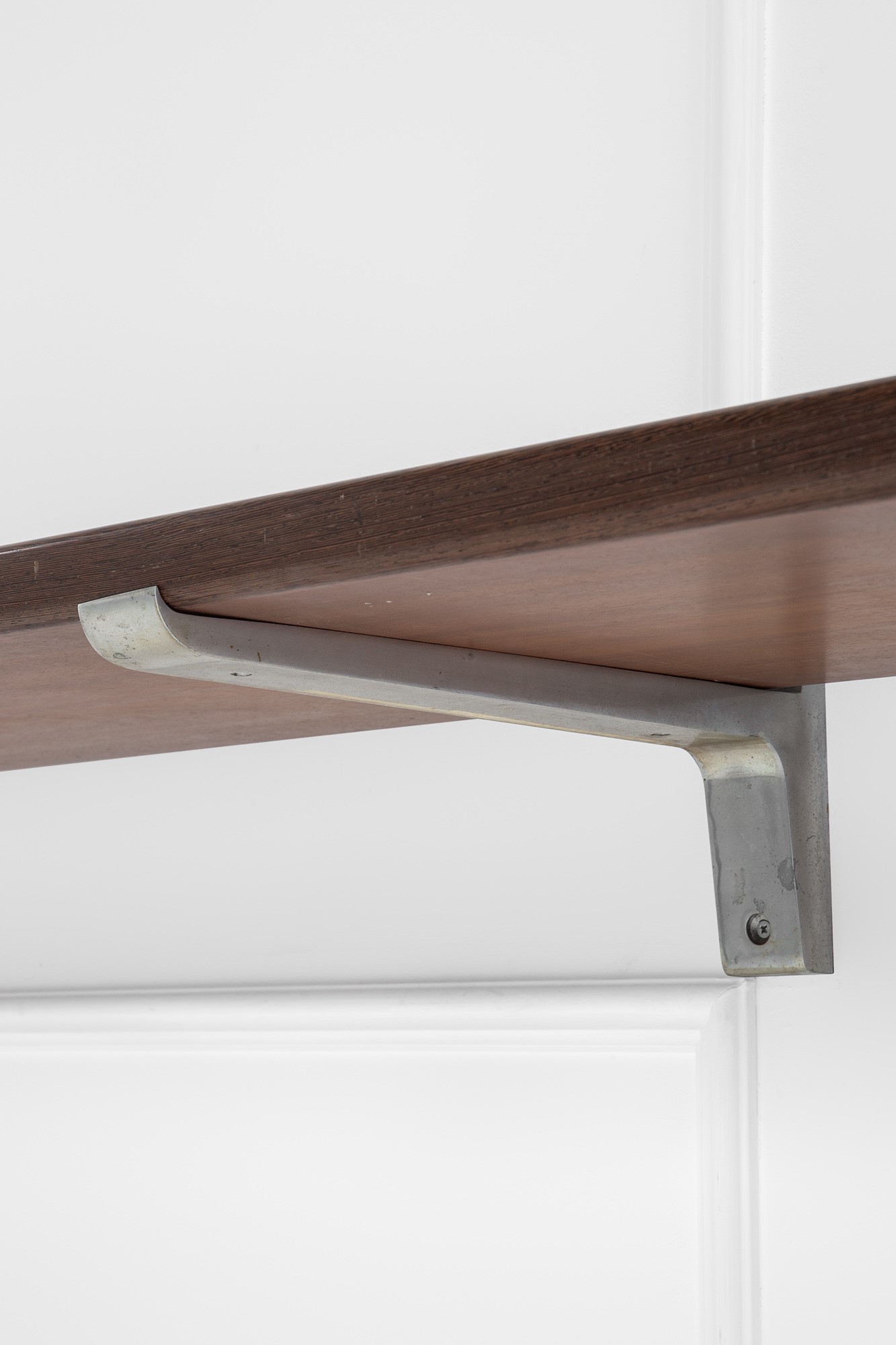 Osvaldo Borsani - Mensola mod. M9, legno impiallacciato e metallo nichelato