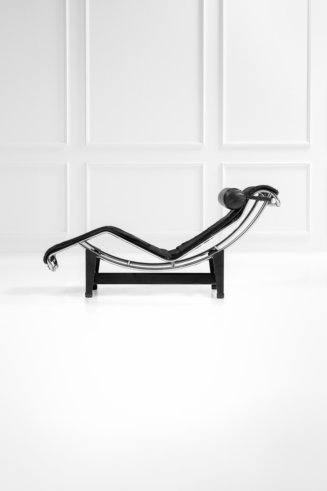 Charlotte Perriand, Pierre Jeanneret, le Corbusier - Chaise longue mod. LC4, acciaio cromato, pel...