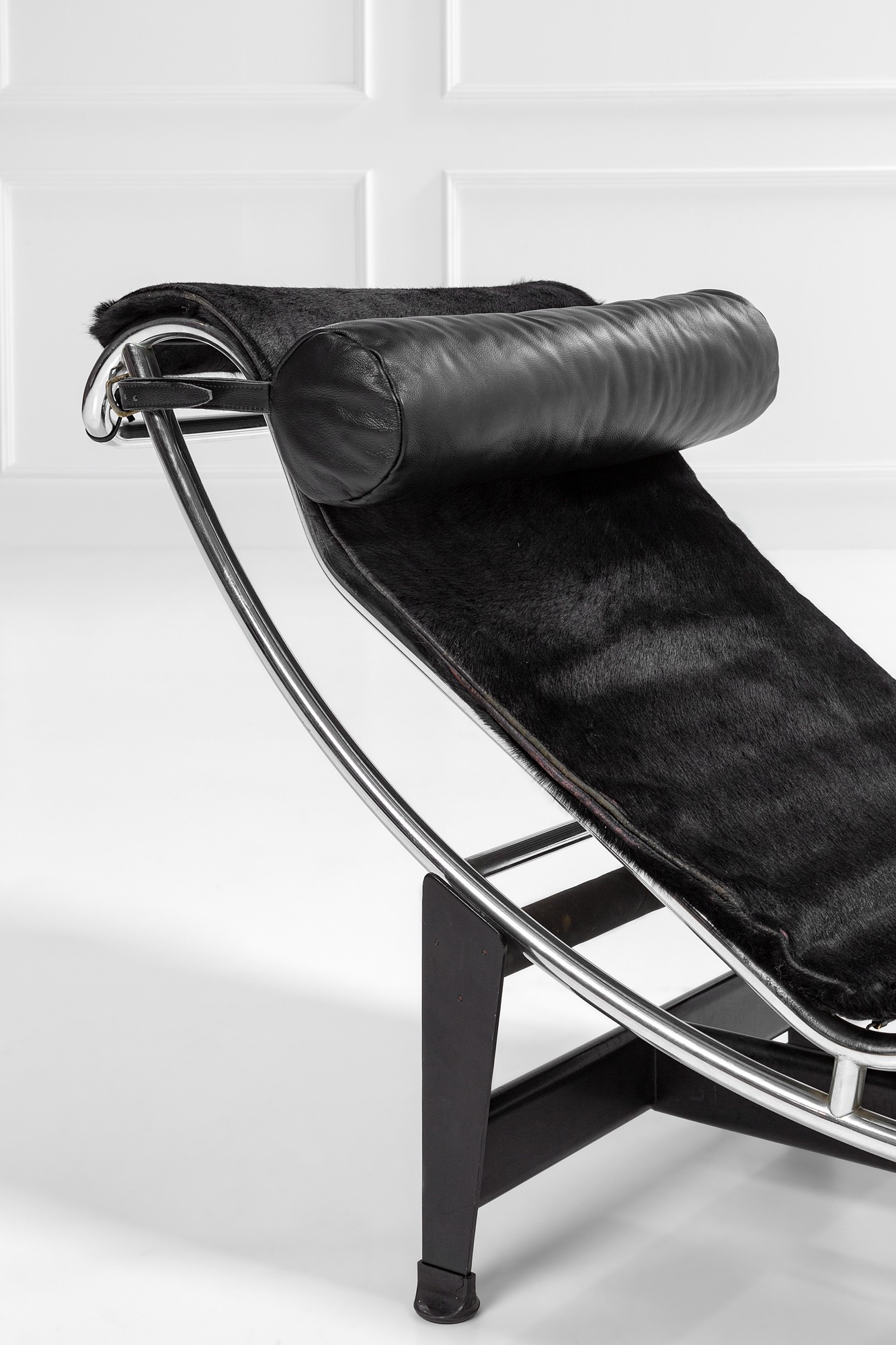 Charlotte Perriand, Pierre Jeanneret, le Corbusier - Chaise longue mod. LC4, acciaio cromato, pel...