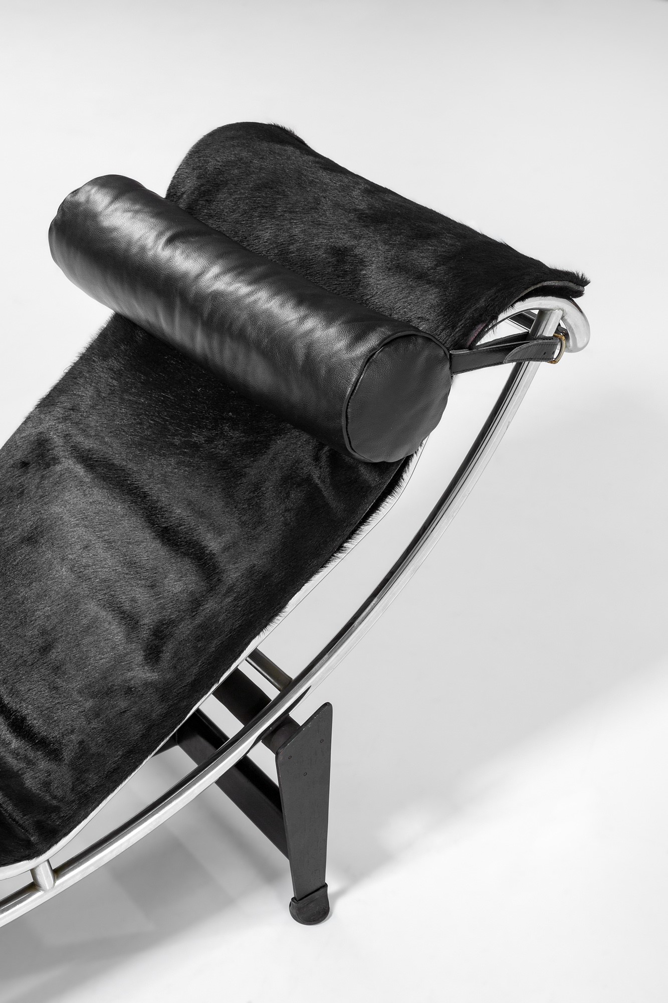 Charlotte Perriand, Pierre Jeanneret, le Corbusier - Chaise longue mod. LC4, acciaio cromato, pel...