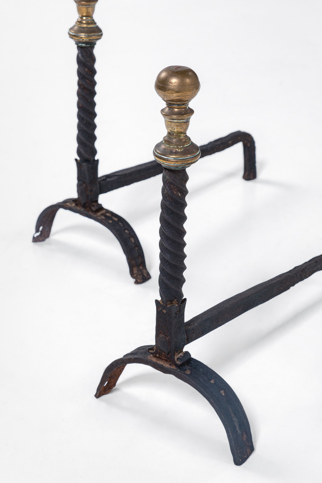 Set da camino composto da due alari e strumenti da fuoco