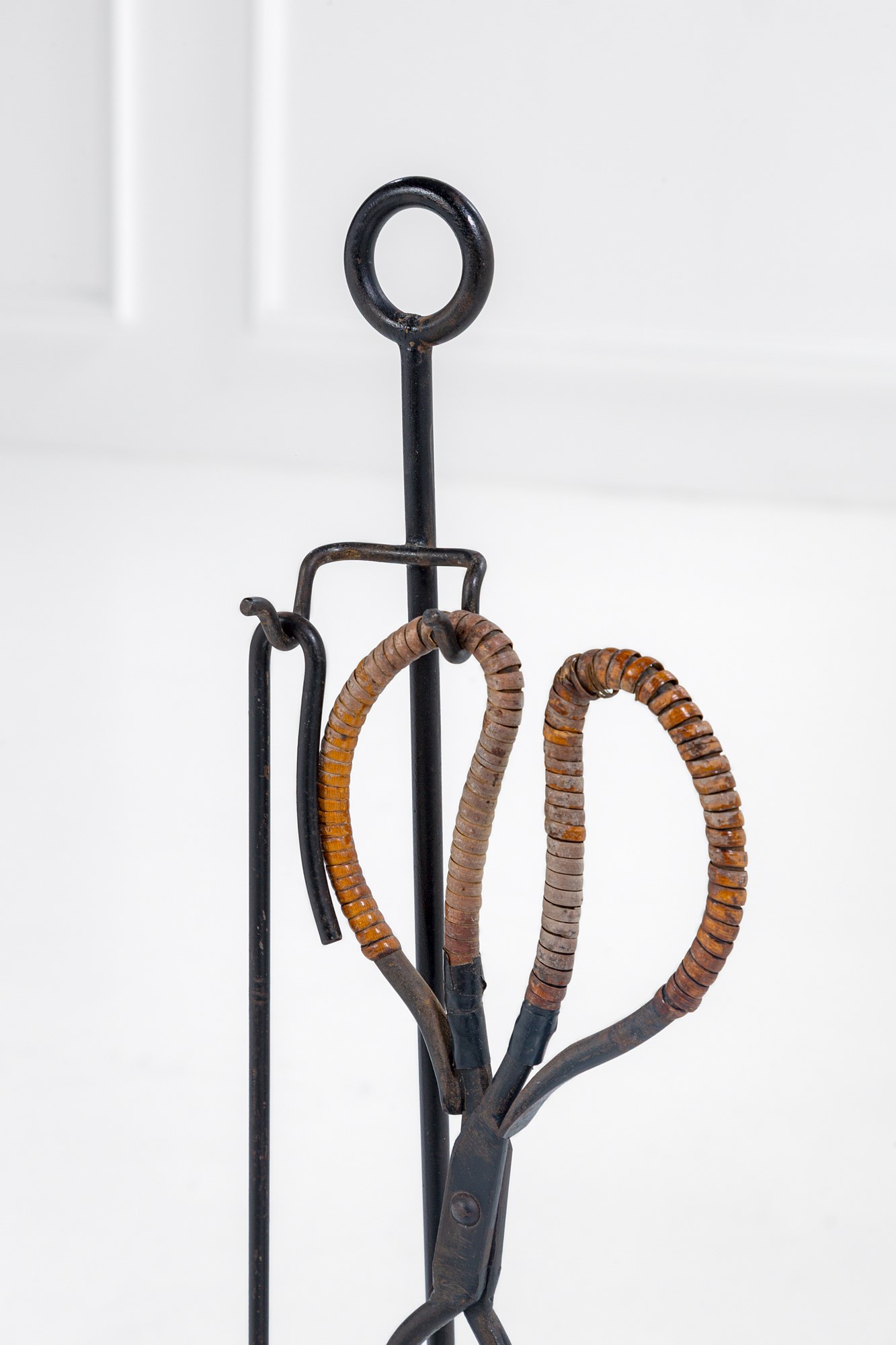 Set da camino composto da due alari e strumenti da fuoco