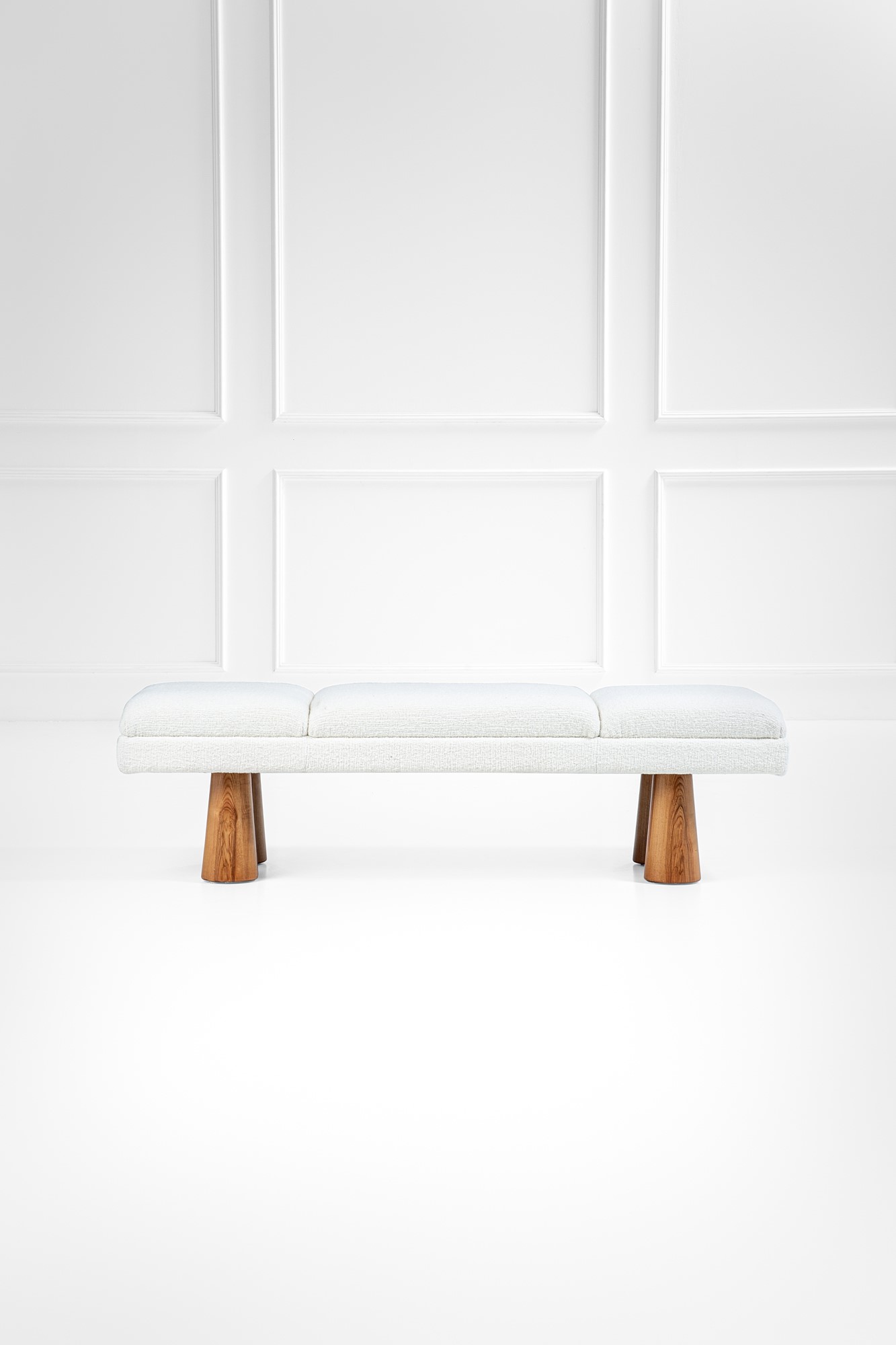 Panche a tre posti, legno massello tornito e lana bouclé, ca. 1970