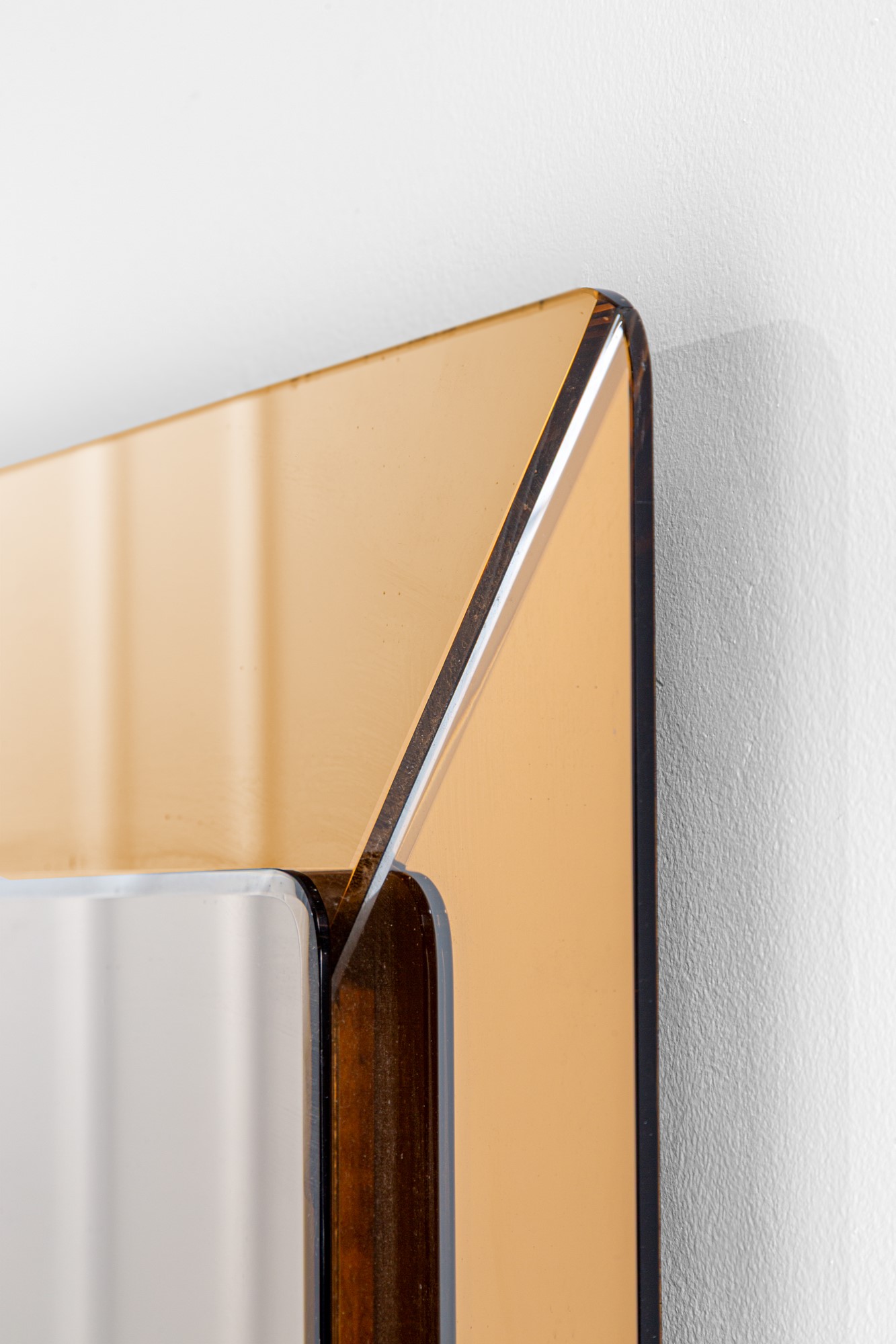 Cristal Art (attr.) - Specchiera in vetro colorato molato e specchiato