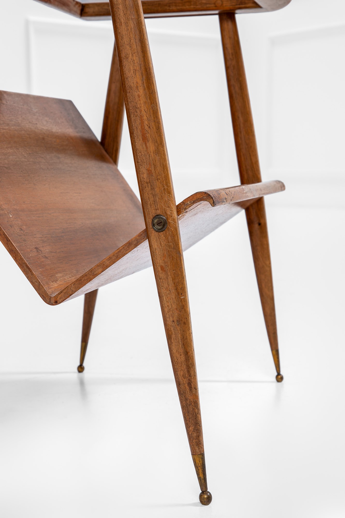 Portariviste con vassoio asportabile