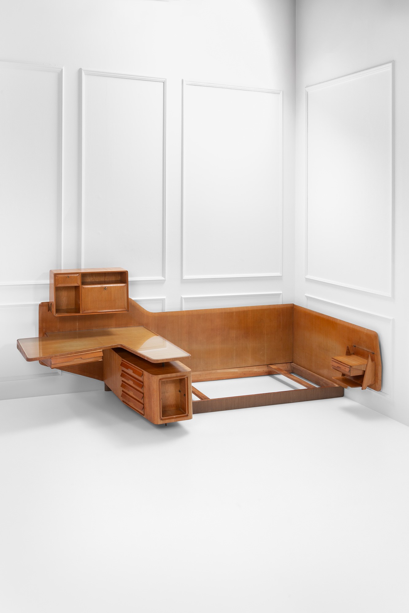 Parete attrezzata con letto e scrivania